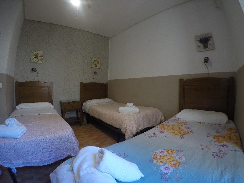 Hostal Los Perales Madrid Bagian luar foto A room at the hotel