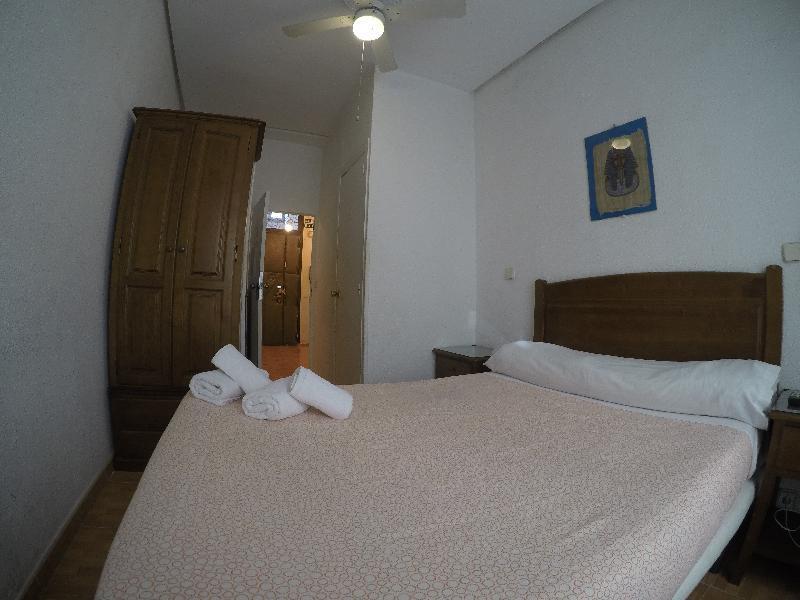 Hostal Los Perales Madrid Bagian luar foto A bedroom in a hotel
