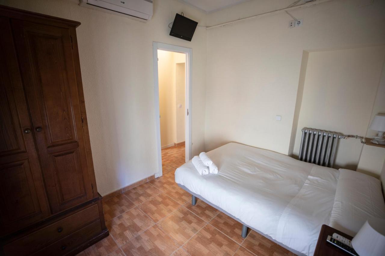 Hostal Los Perales Madrid Bagian luar foto A room at the hostel