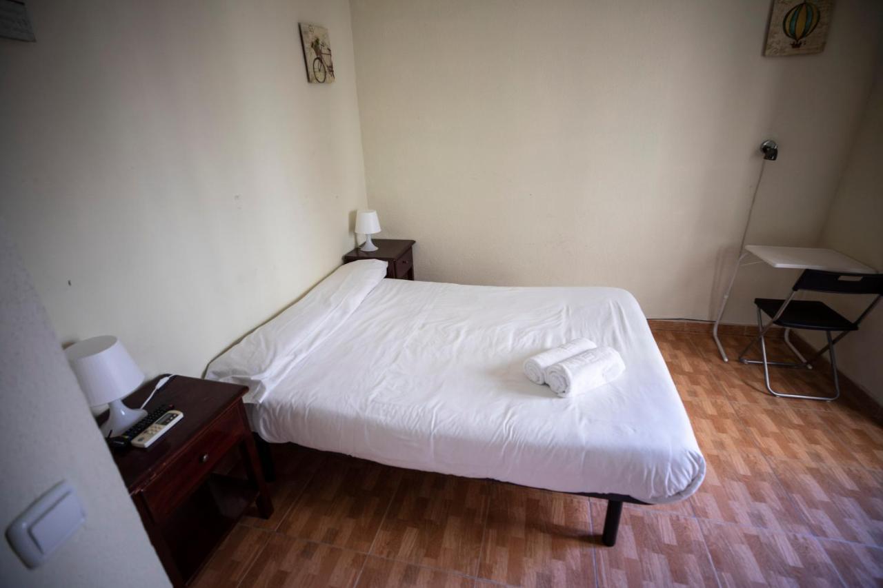 Hostal Los Perales Madrid Bagian luar foto A room at the hotel