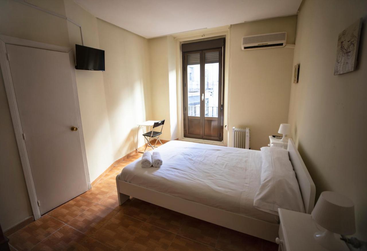 Hostal Los Perales Madrid Bagian luar foto A room at the hotel