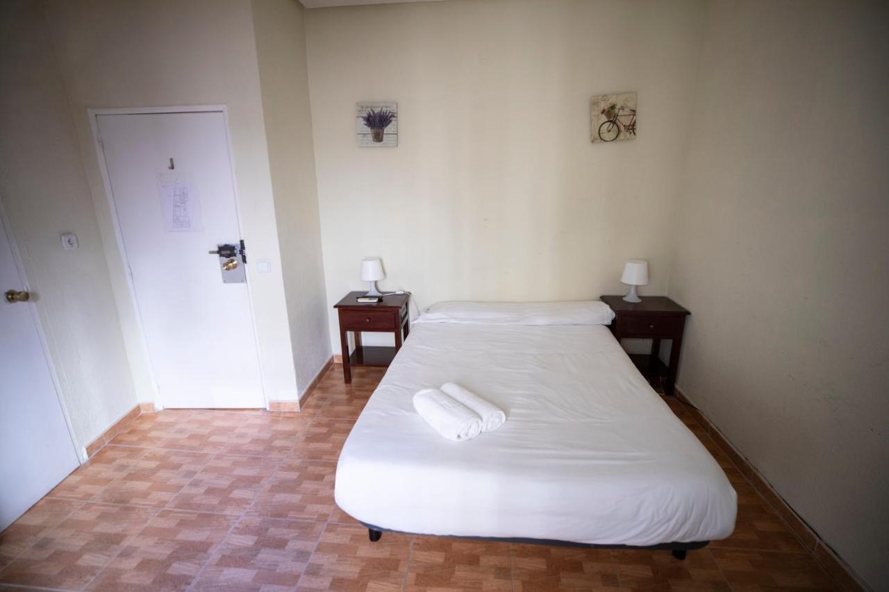 Hostal Los Perales Madrid Bagian luar foto A room at the hostel