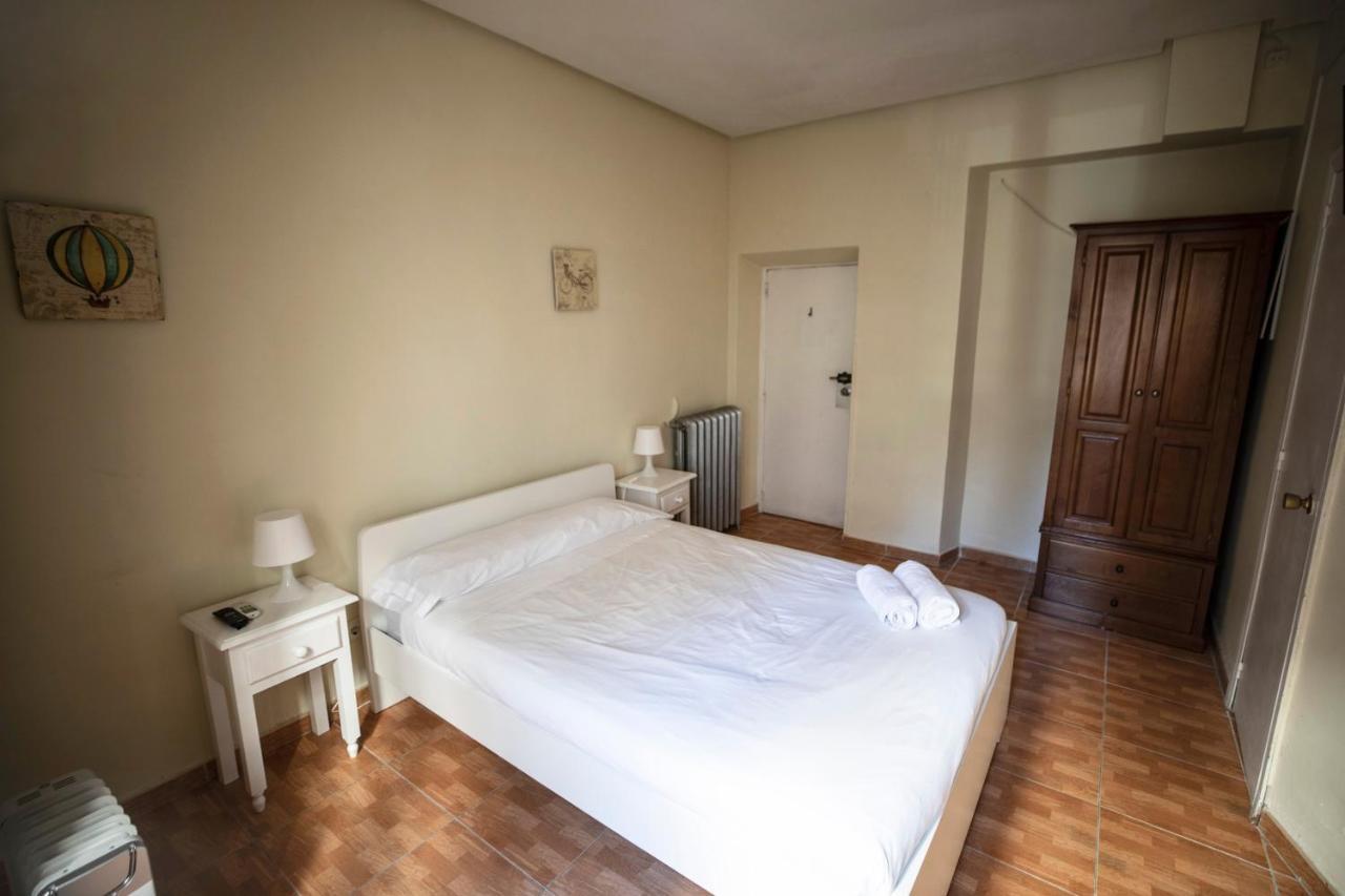 Hostal Los Perales Madrid Bagian luar foto A room at the hotel