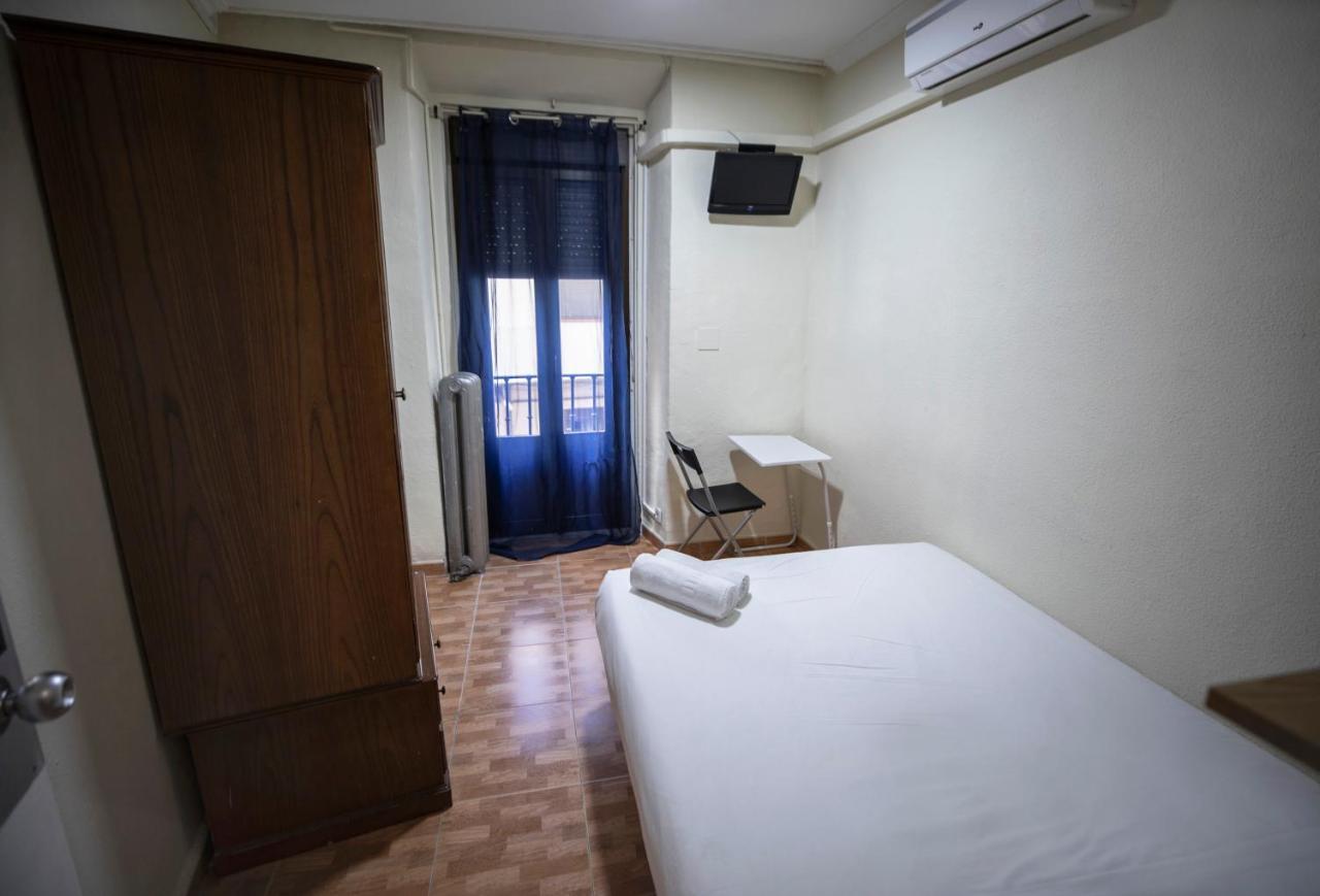 Hostal Los Perales Madrid Bagian luar foto A room at the hostel
