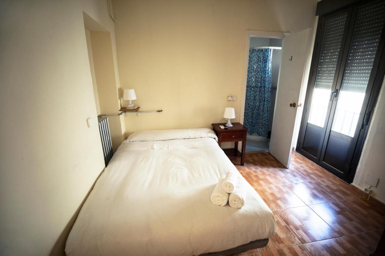 Hostal Los Perales Madrid Bagian luar foto A single room in a hotel