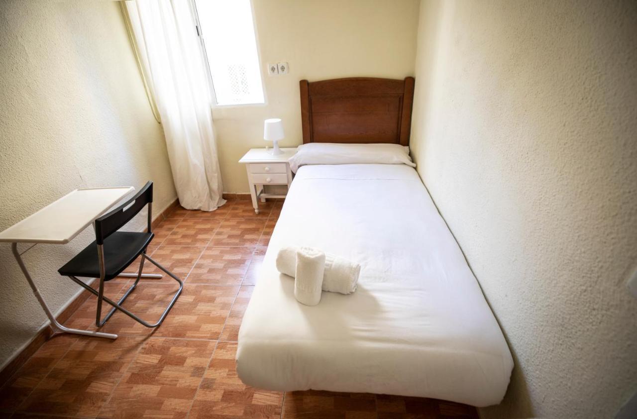 Hostal Los Perales Madrid Bagian luar foto A single room in a Spanish hotel