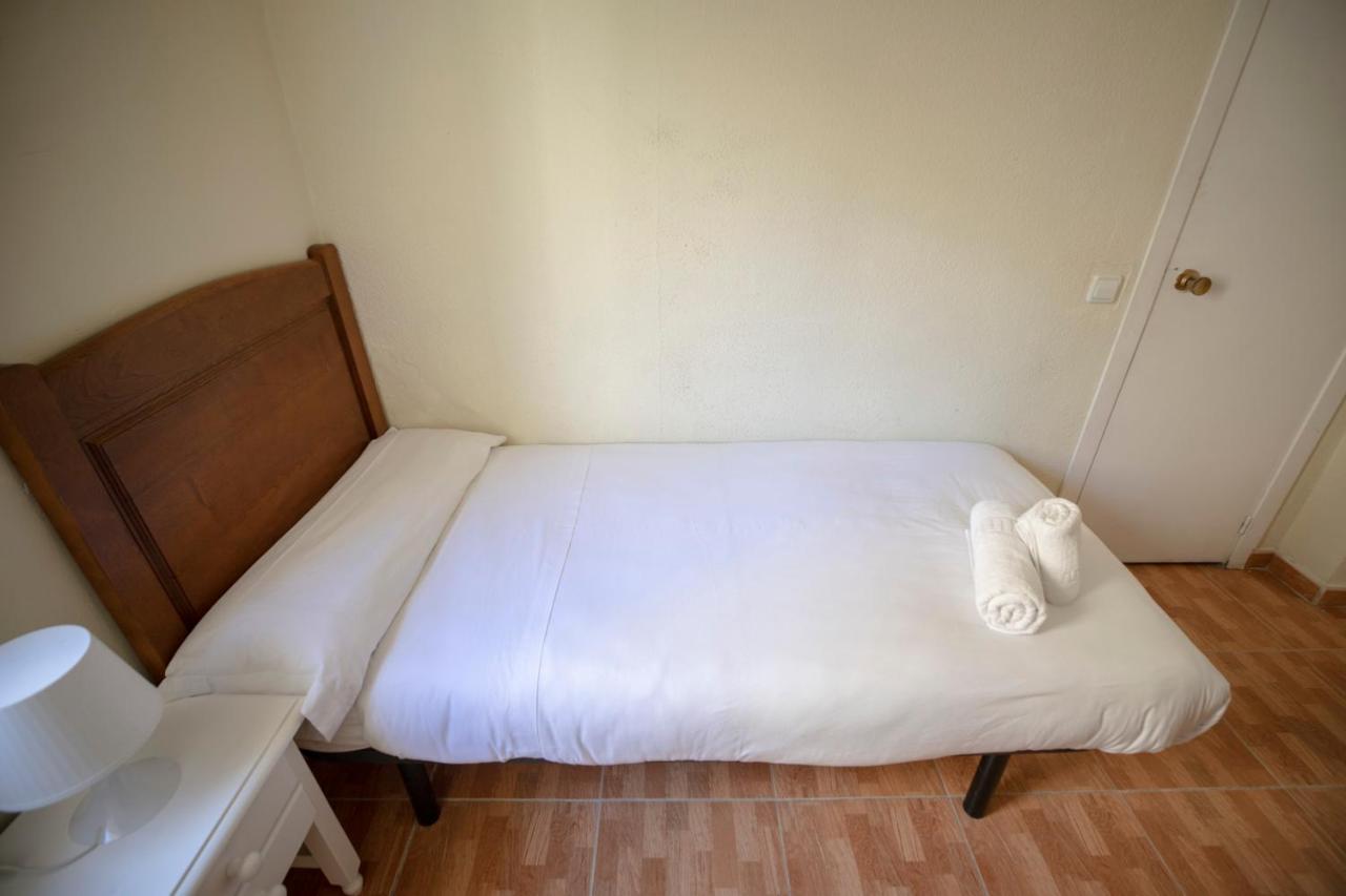 Hostal Los Perales Madrid Bagian luar foto A single bed