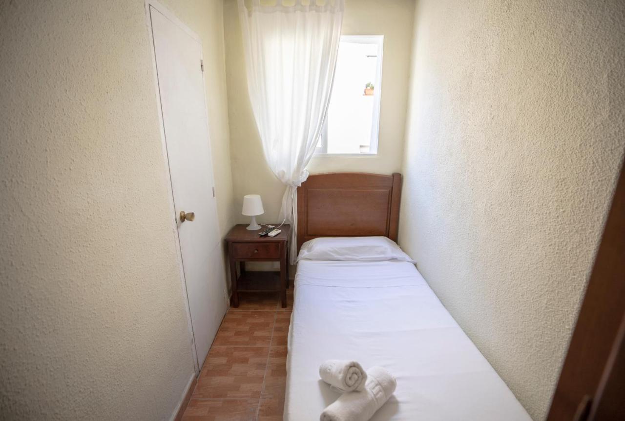 Hostal Los Perales Madrid Bagian luar foto A single room