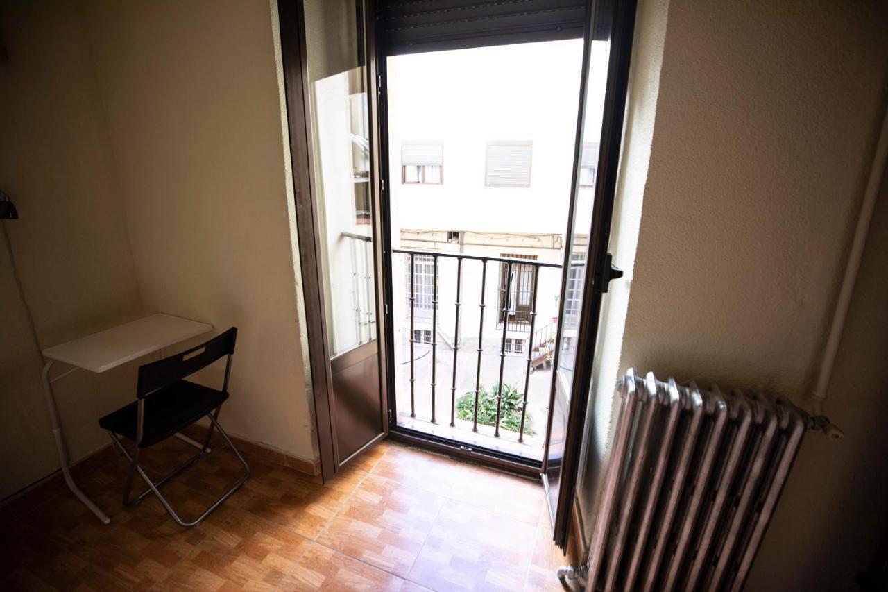 Hostal Los Perales Madrid Bagian luar foto A French door