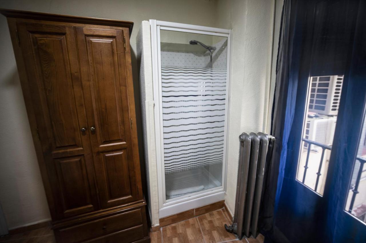 Hostal Los Perales Madrid Bagian luar foto A shower enclosure