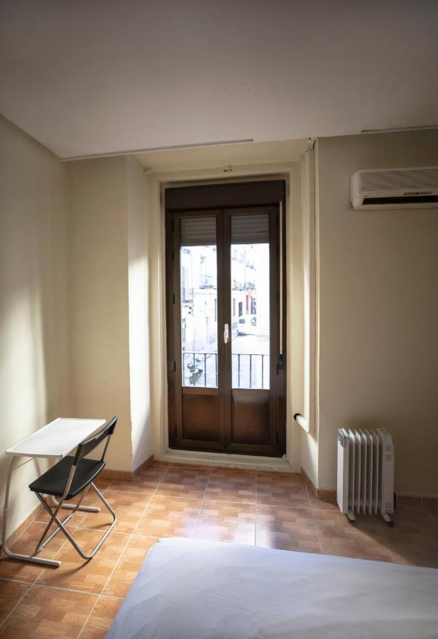 Hostal Los Perales Madrid Bagian luar foto A French window