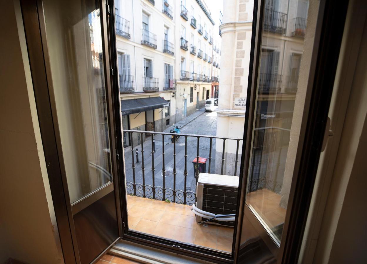 Hostal Los Perales Madrid Bagian luar foto A French window