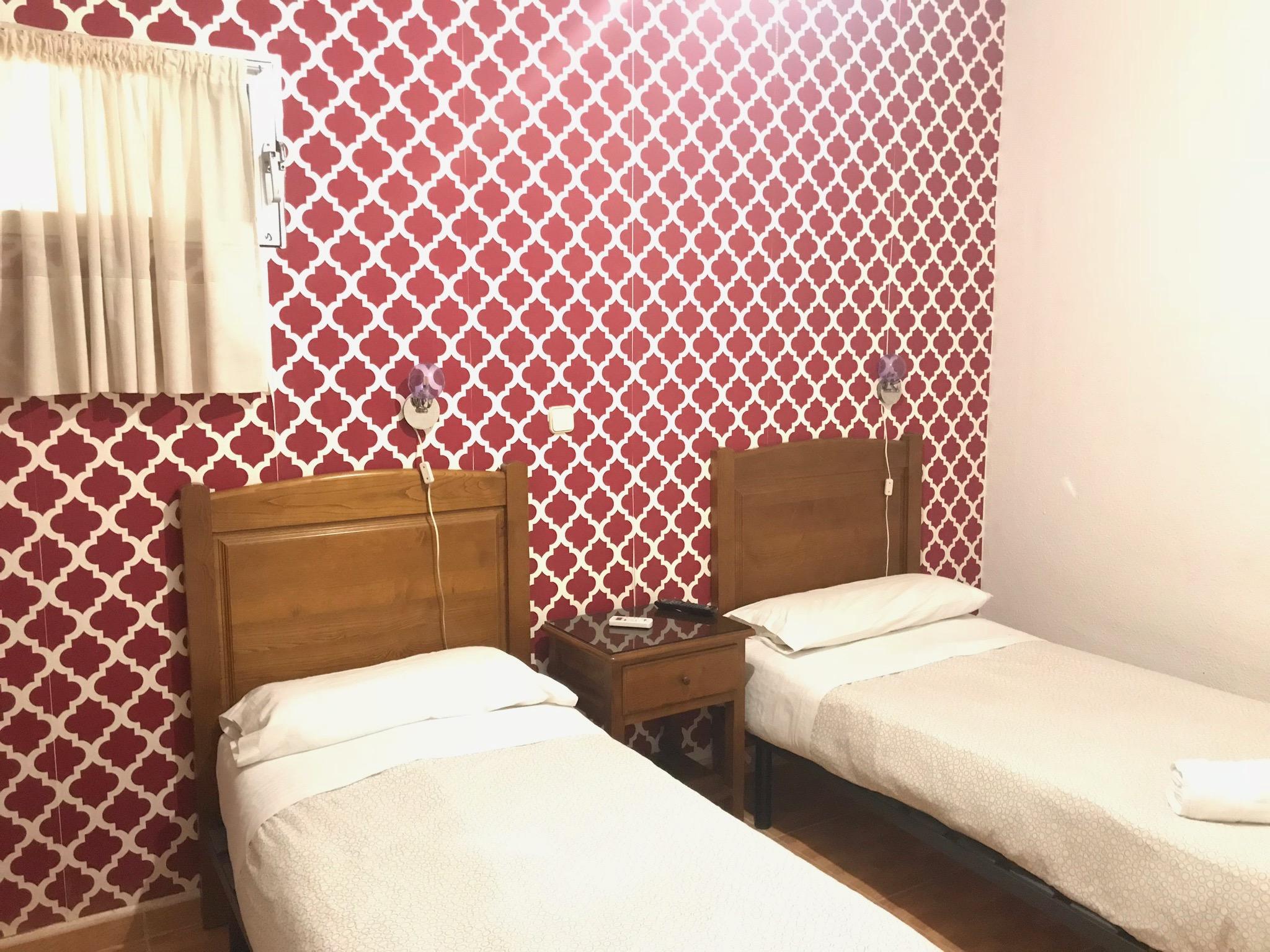 Hostal Los Perales Madrid Bagian luar foto A room at the hotel