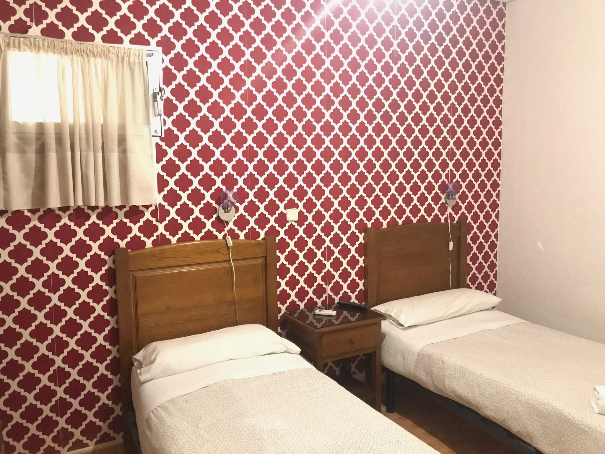 Hostal Los Perales Madrid Bagian luar foto A room at the hotel