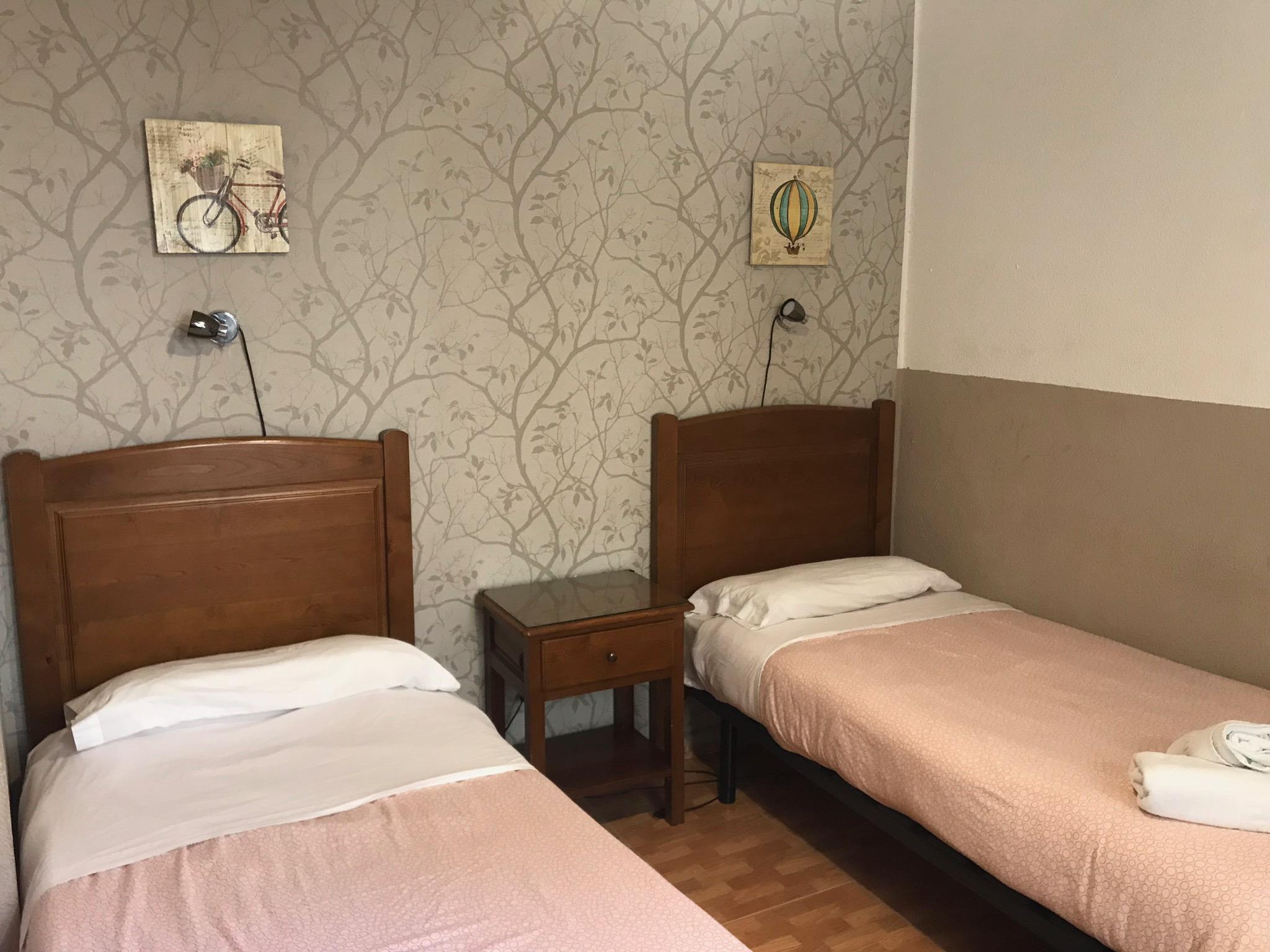 Hostal Los Perales Madrid Bagian luar foto A room at the hotel