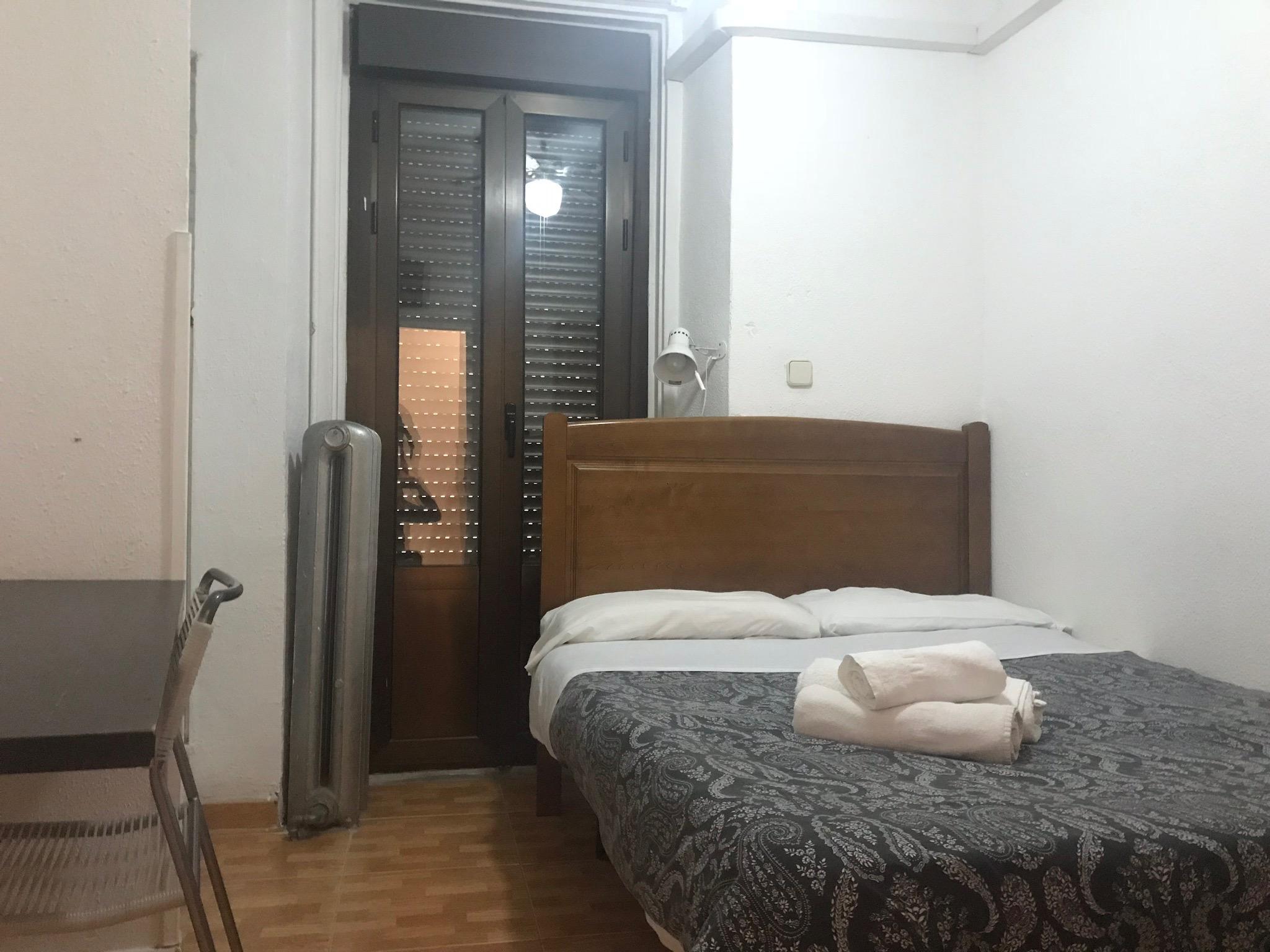 Hostal Los Perales Madrid Bagian luar foto A room at the hostel