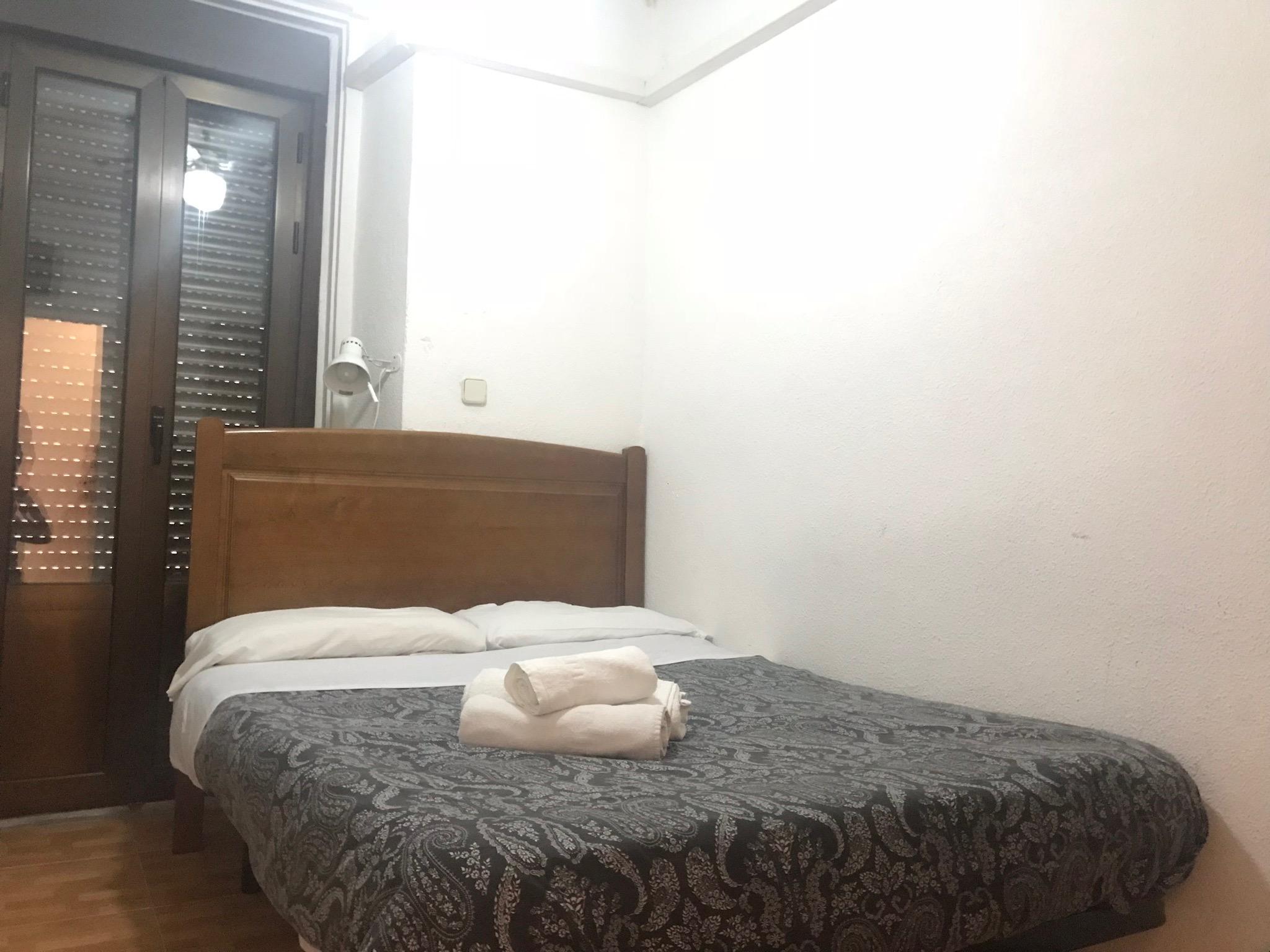 Hostal Los Perales Madrid Bagian luar foto A room at the hotel