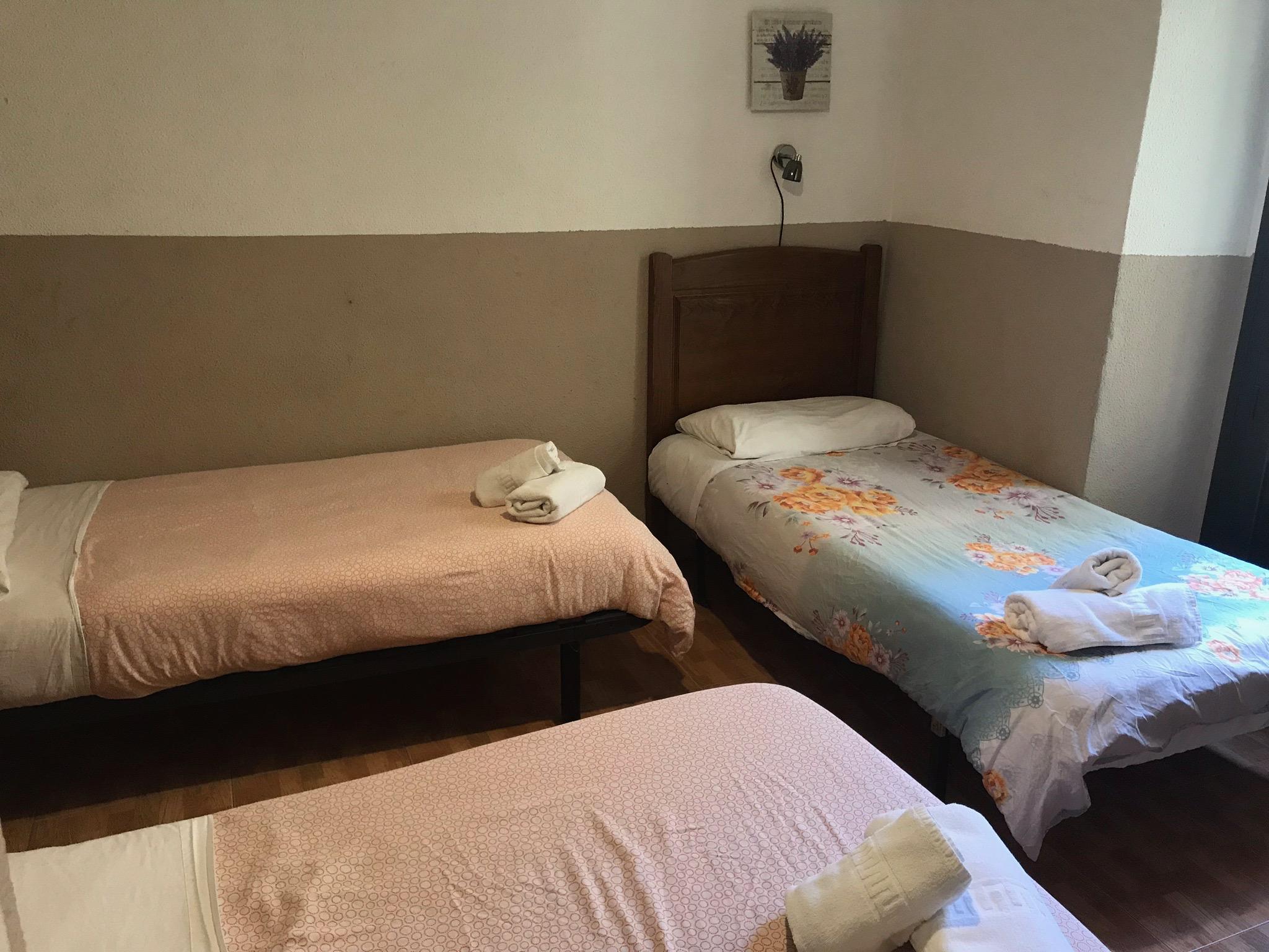 Hostal Los Perales Madrid Bagian luar foto A room at the hotel