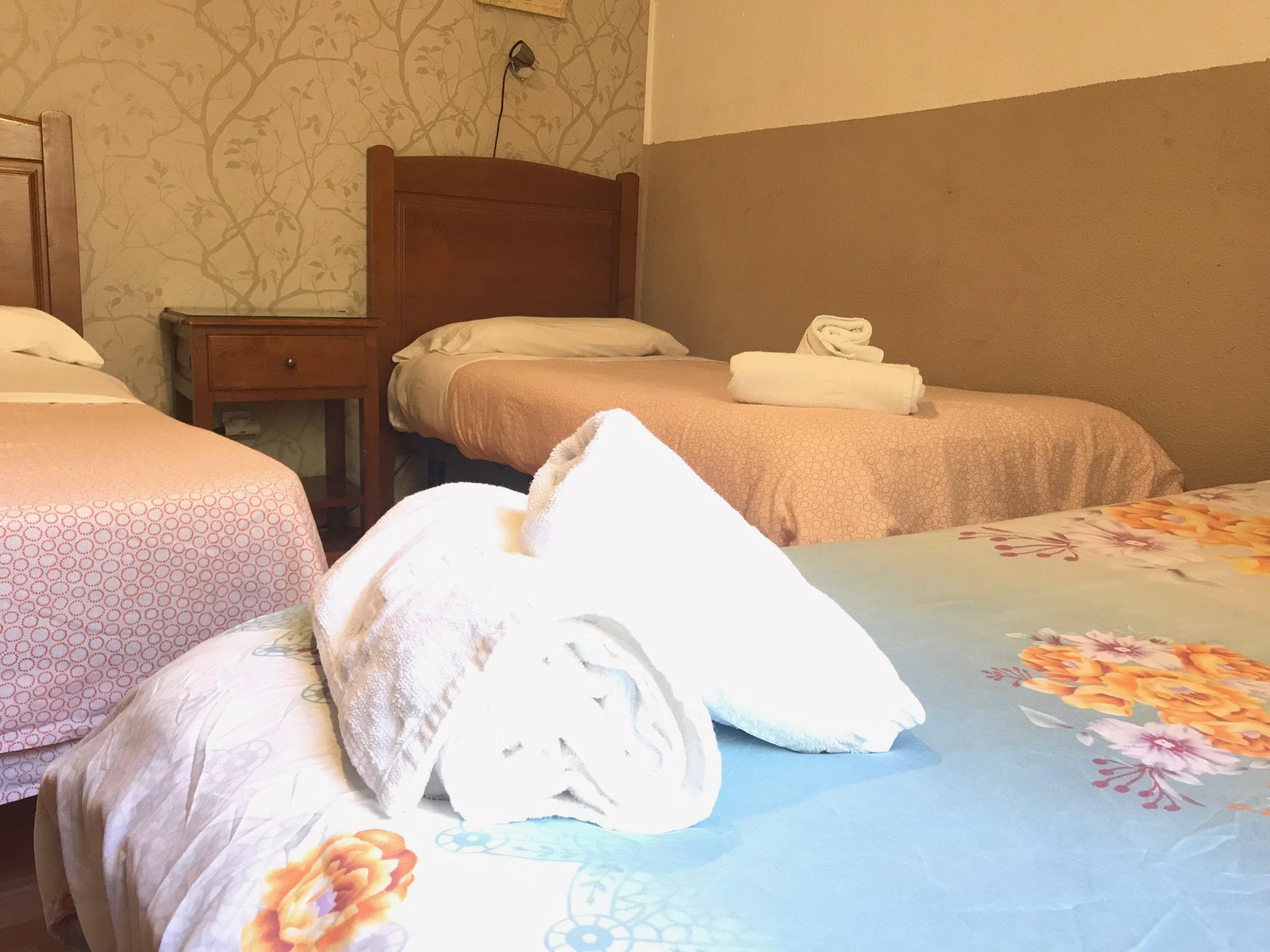 Hostal Los Perales Madrid Bagian luar foto A room at the hotel