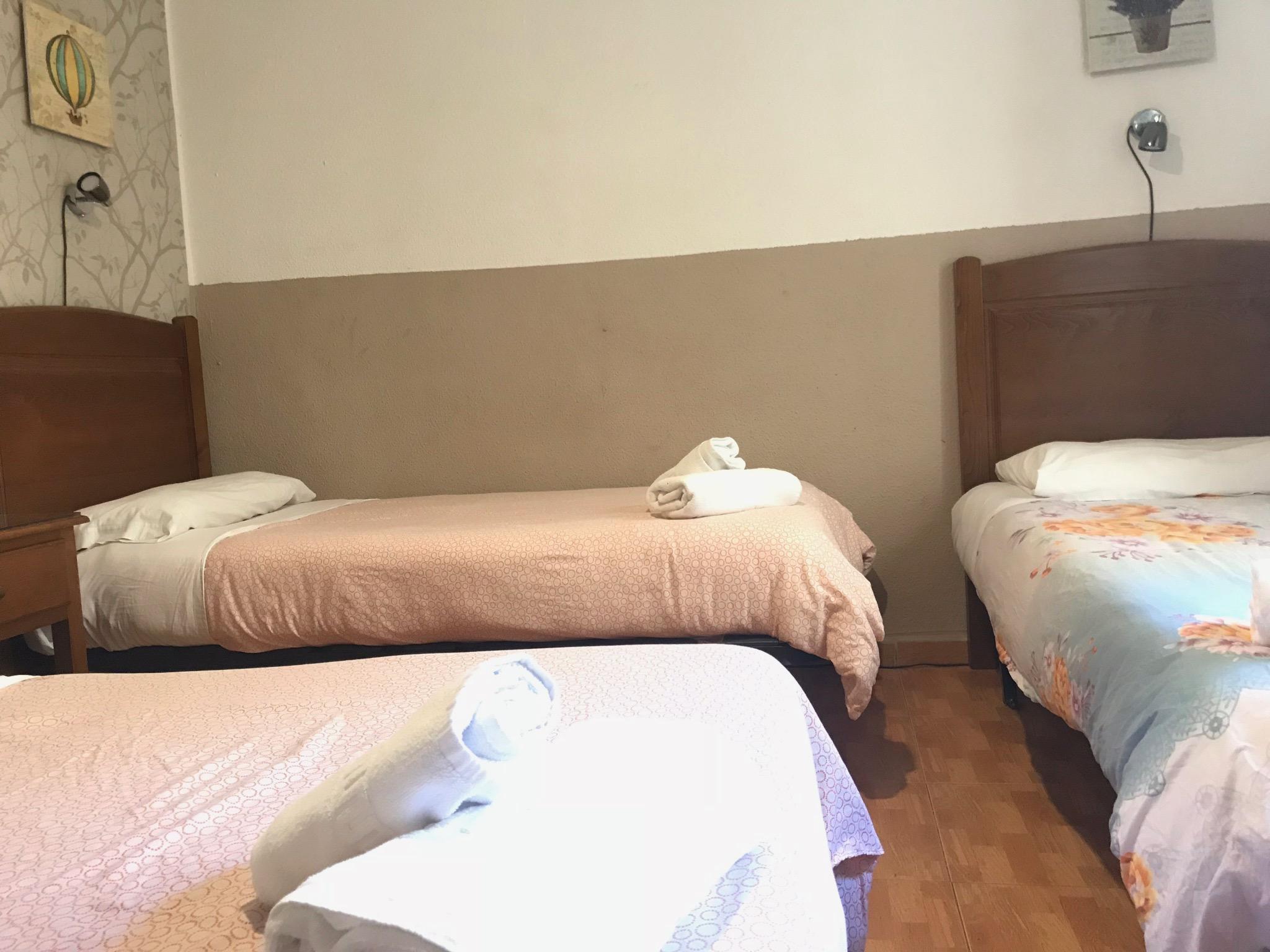 Hostal Los Perales Madrid Bagian luar foto A room at the hotel