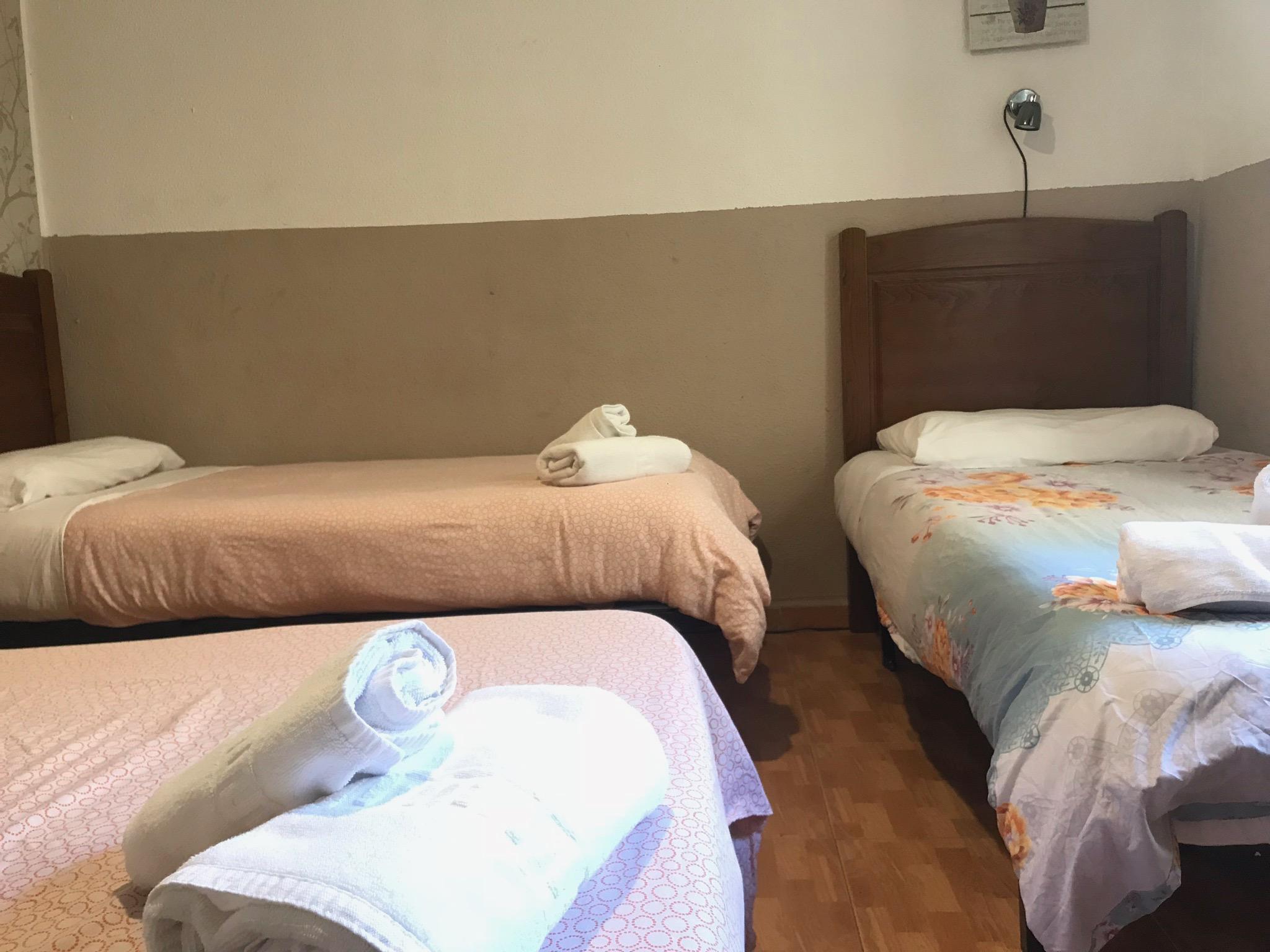 Hostal Los Perales Madrid Bagian luar foto A room at the hotel