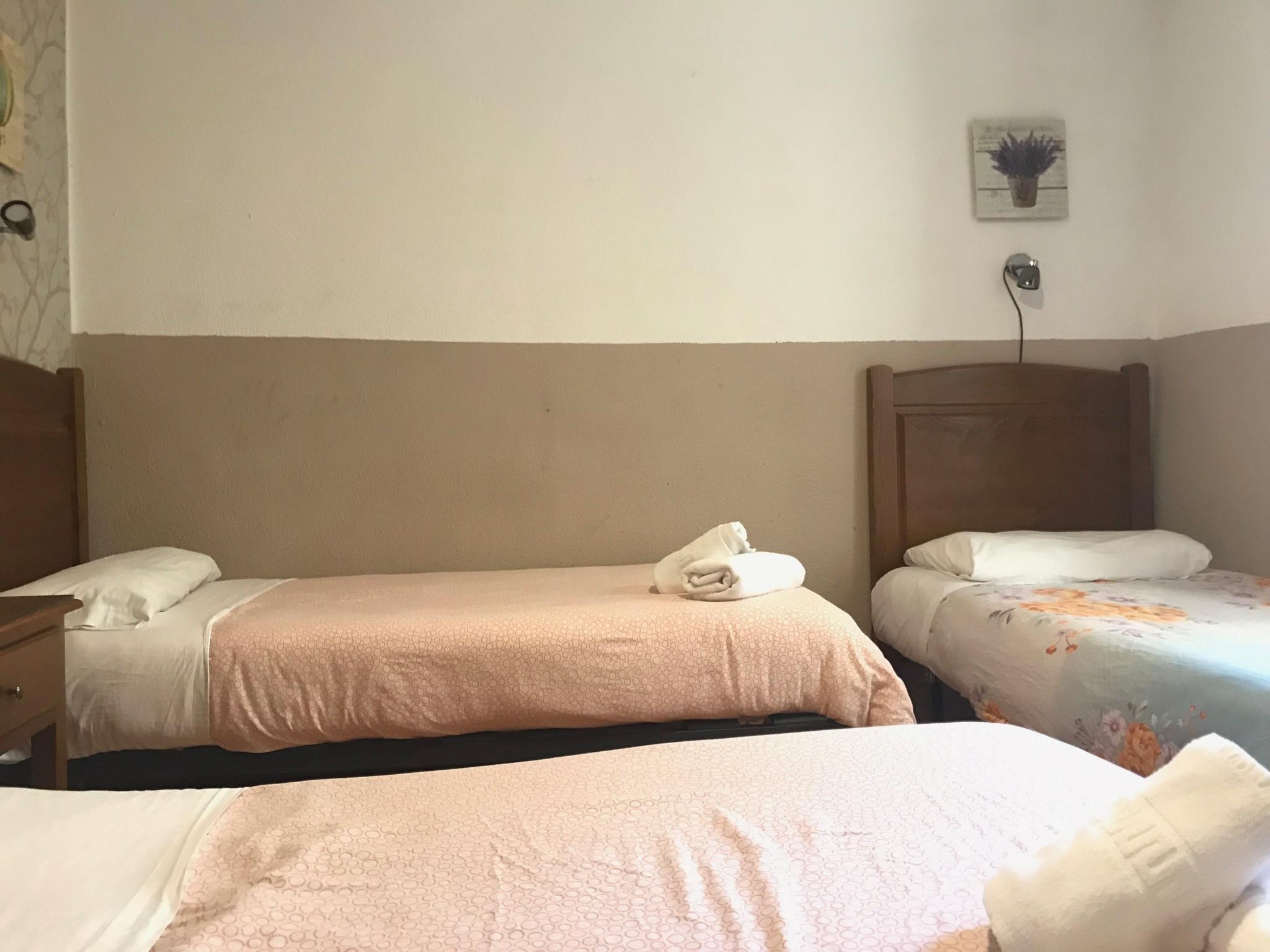 Hostal Los Perales Madrid Bagian luar foto A room at the hotel