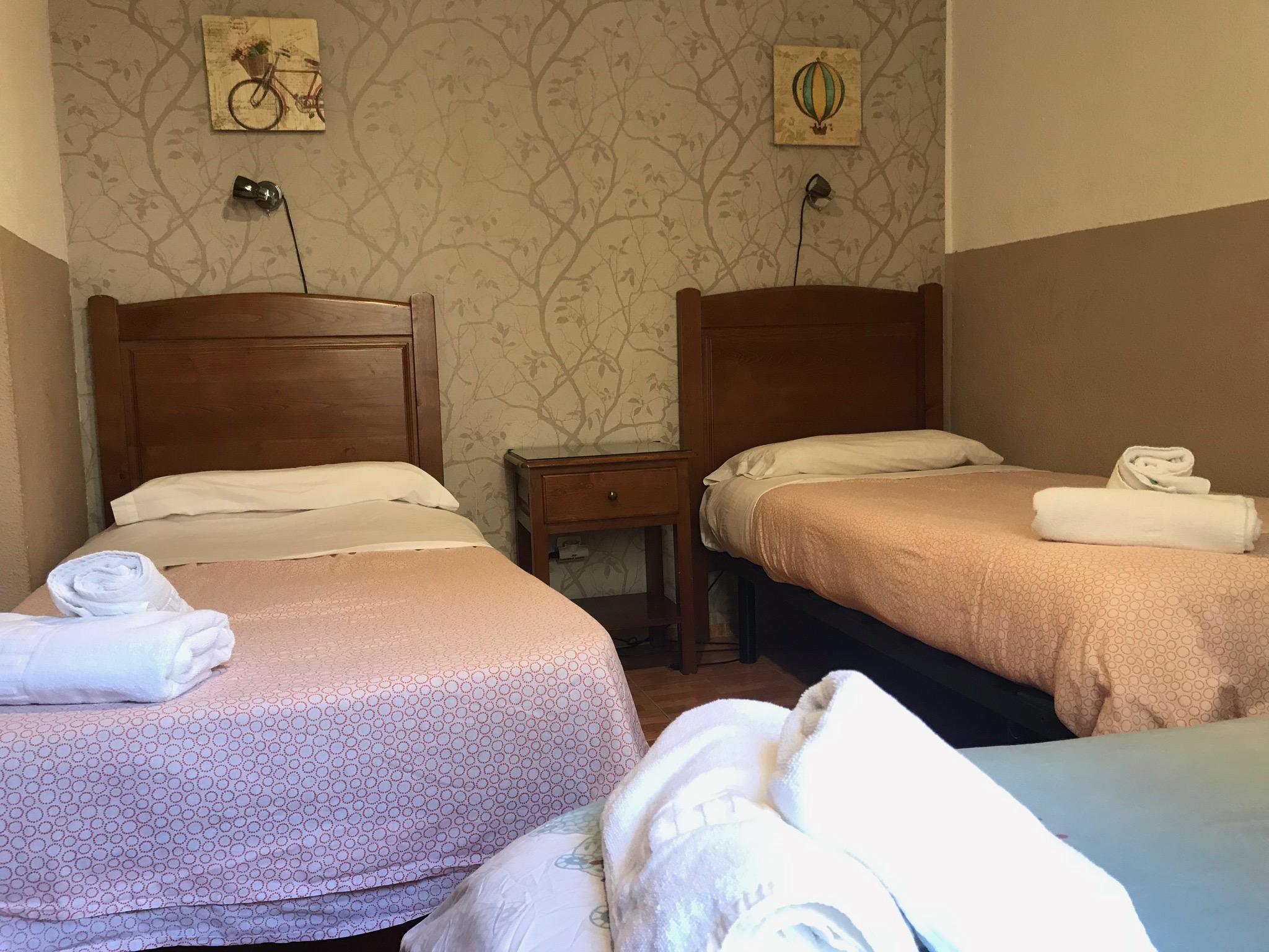 Hostal Los Perales Madrid Bagian luar foto A typical room at the hotel