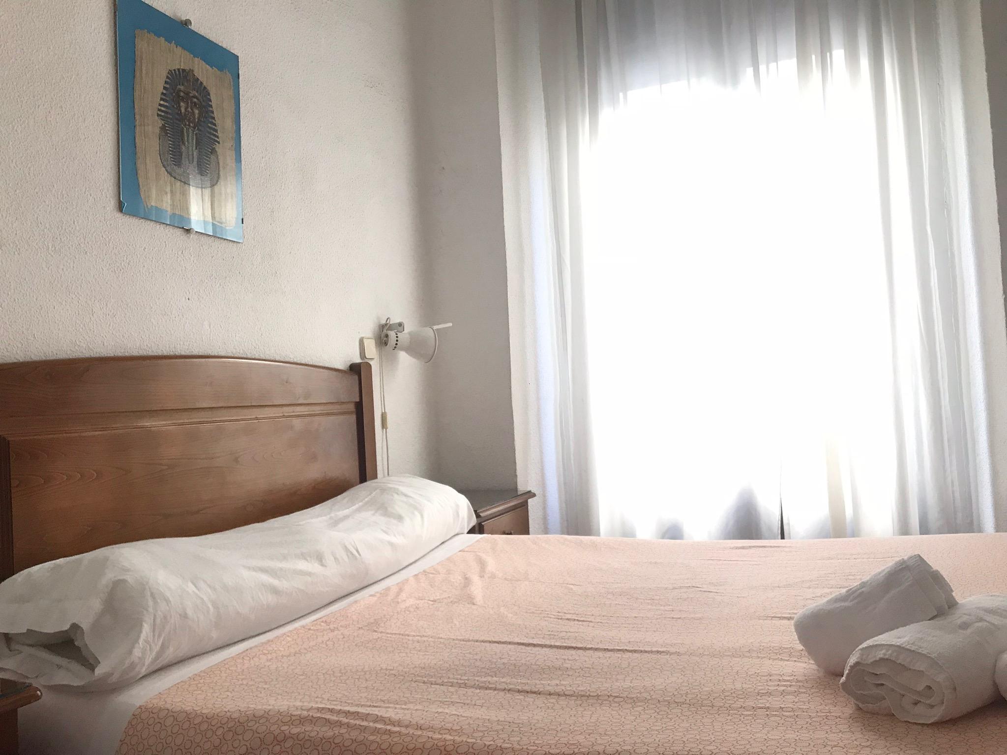 Hostal Los Perales Madrid Bagian luar foto A bedroom in a hotel