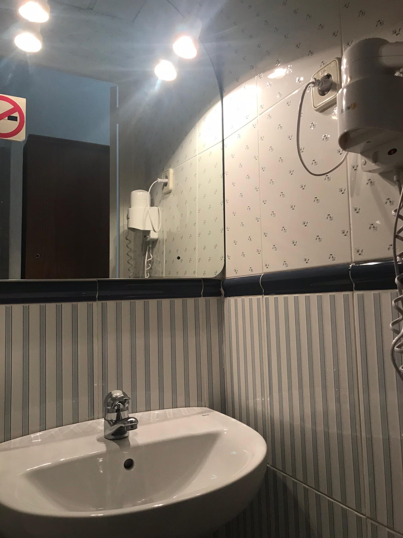 Hostal Los Perales Madrid Bagian luar foto A shower in a hotel bathroom
