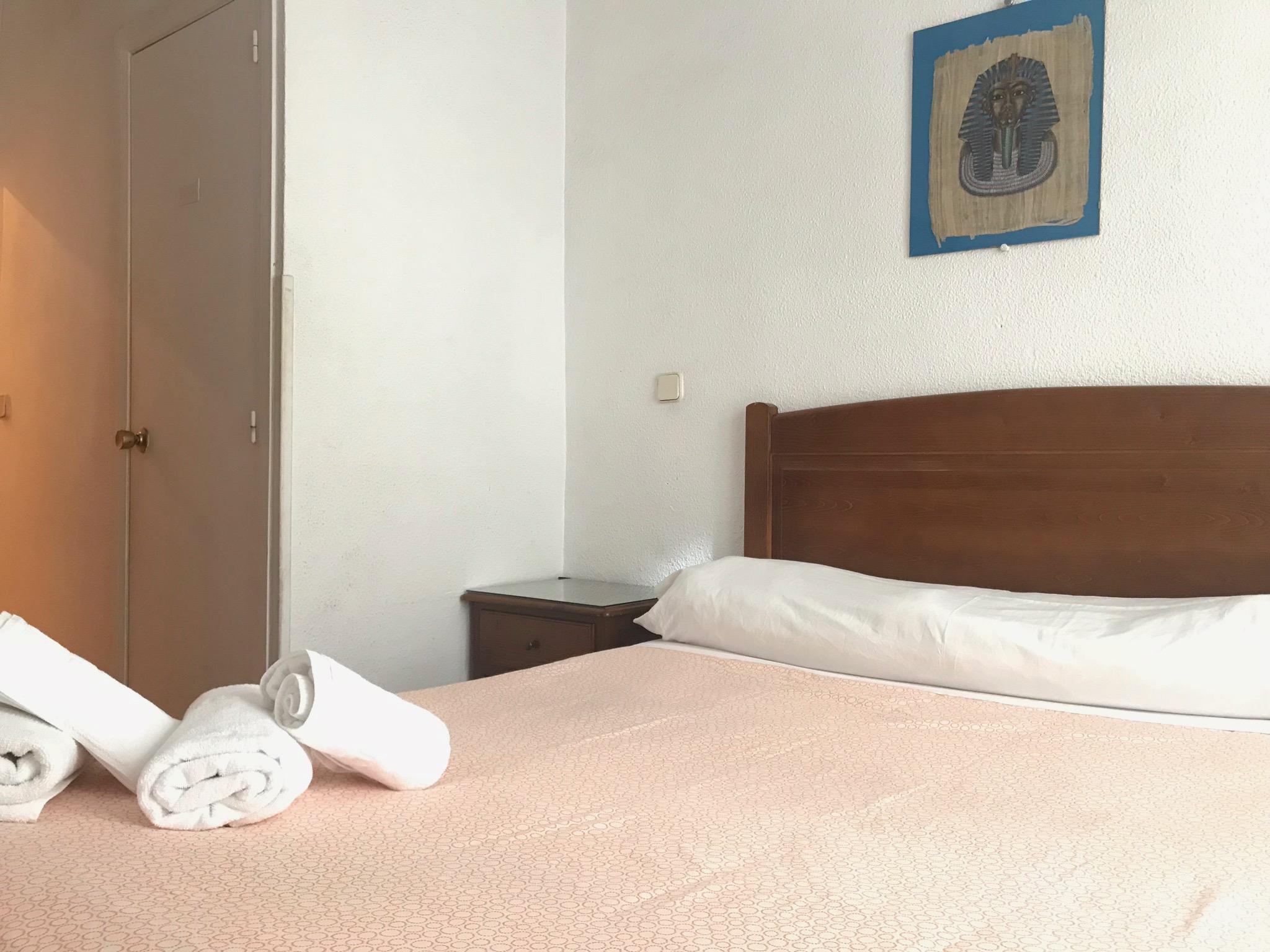 Hostal Los Perales Madrid Bagian luar foto A bedroom at the hotel