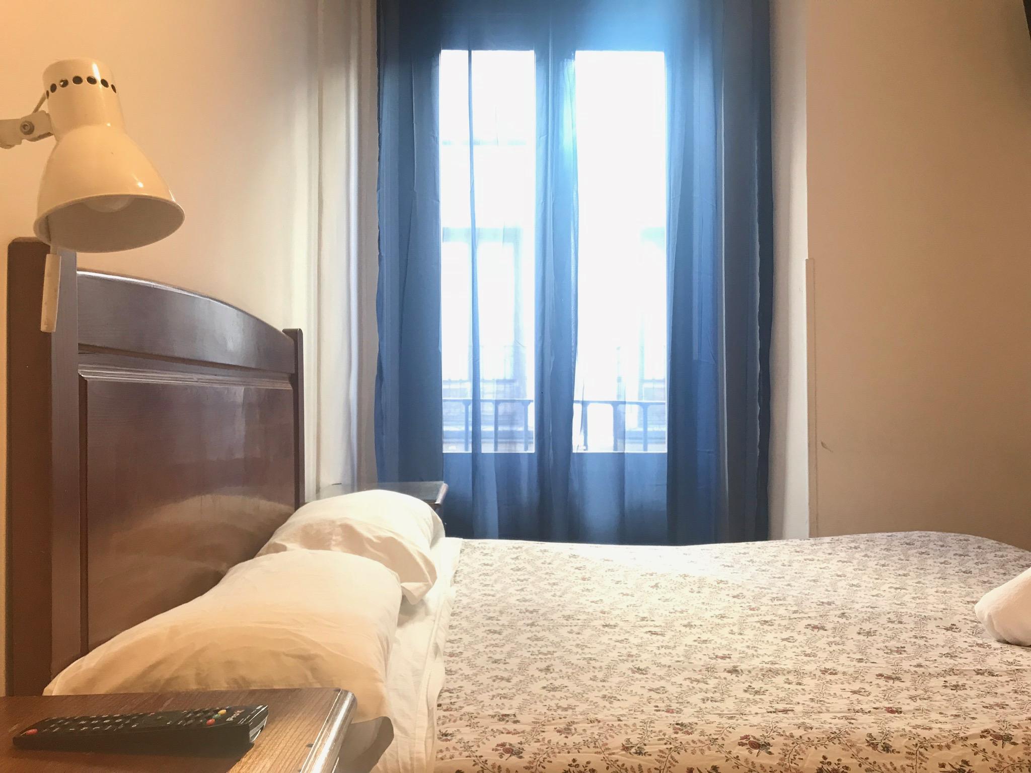 Hostal Los Perales Madrid Bagian luar foto A bedroom in a hotel