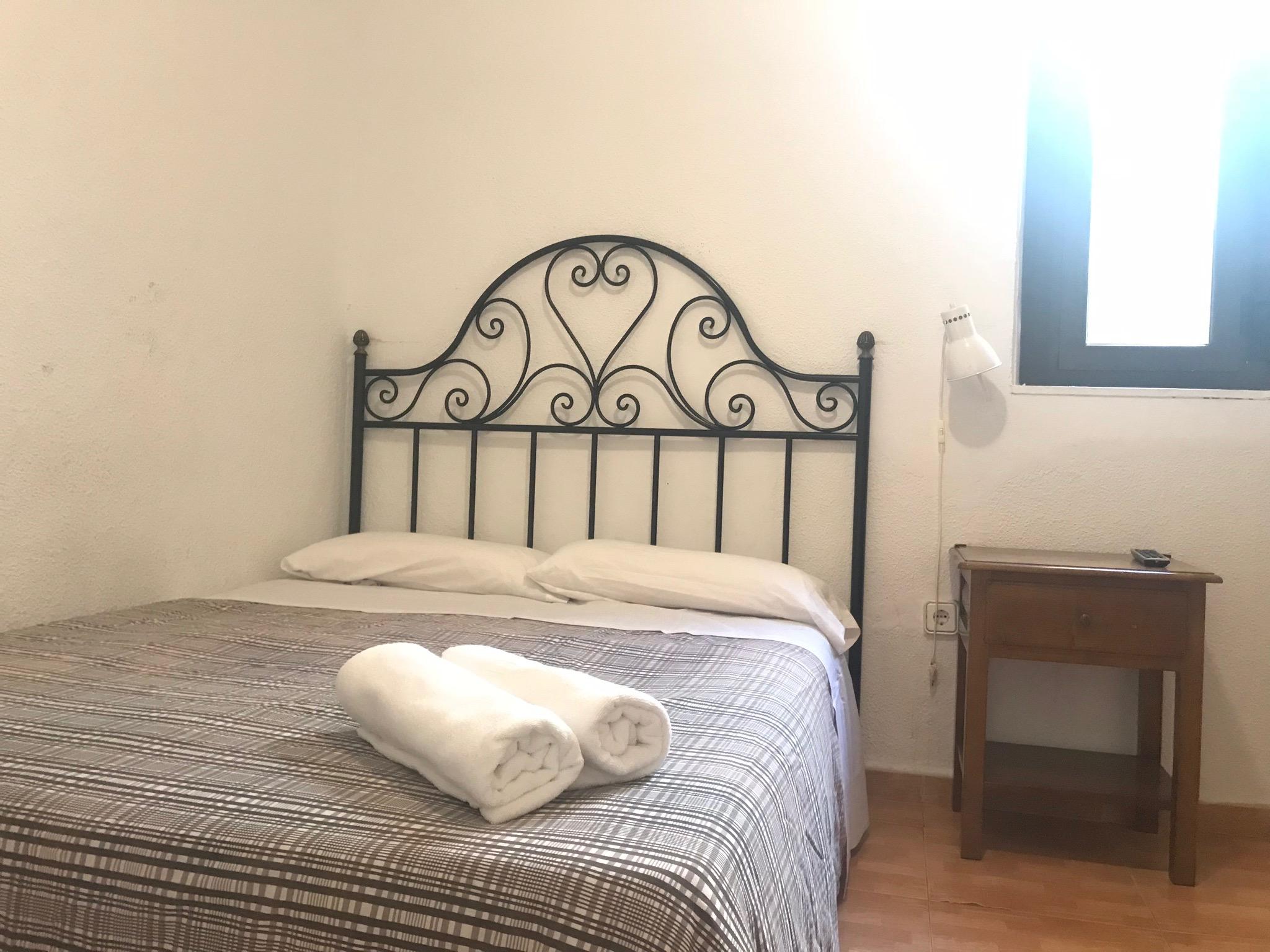 Hostal Los Perales Madrid Bagian luar foto A guest room at the hotel