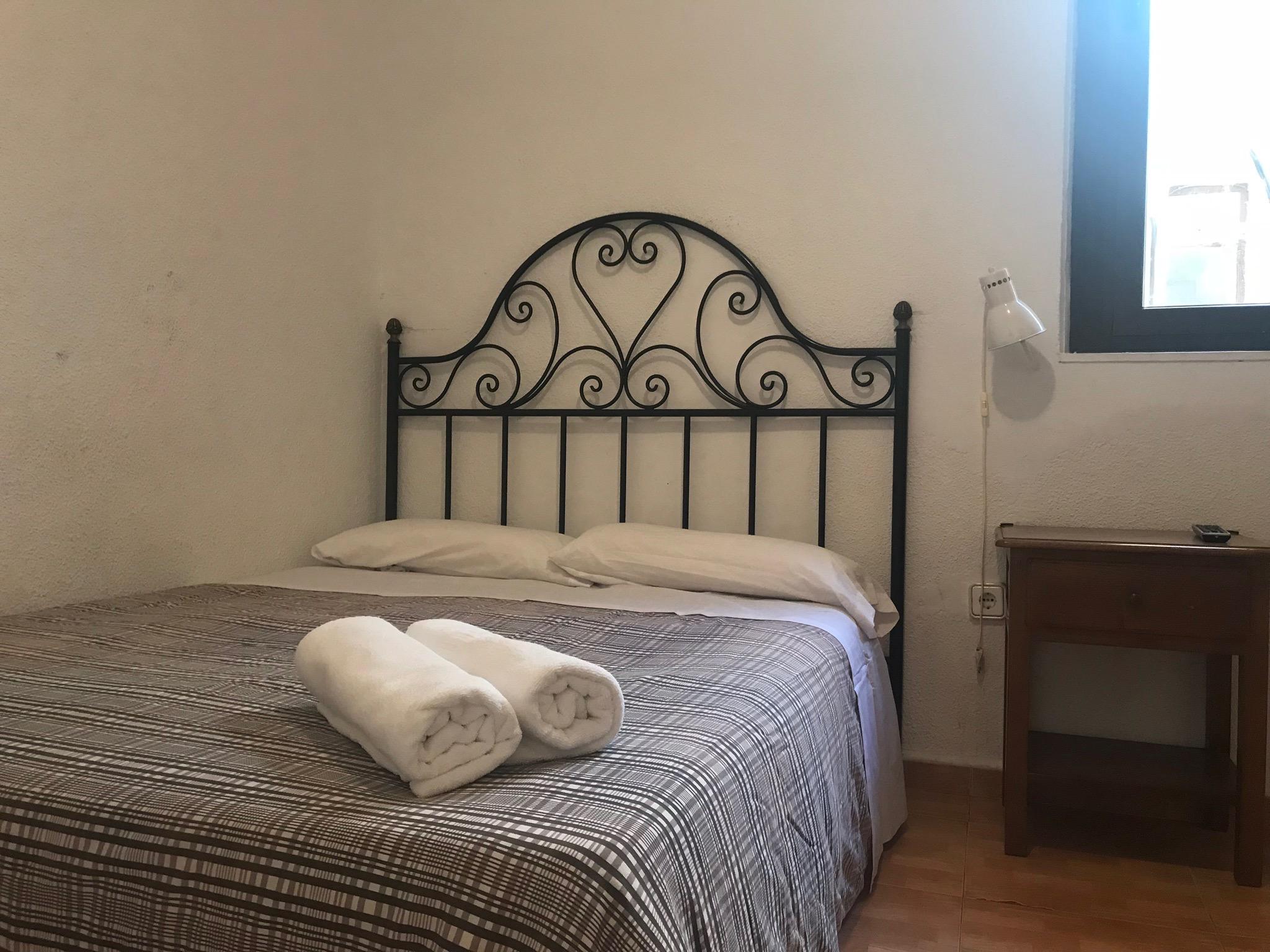 Hostal Los Perales Madrid Bagian luar foto A guest room at the hotel