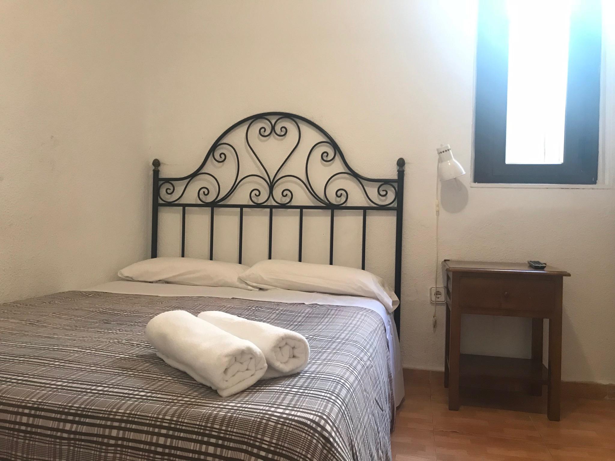 Hostal Los Perales Madrid Bagian luar foto A bedroom in a hostel