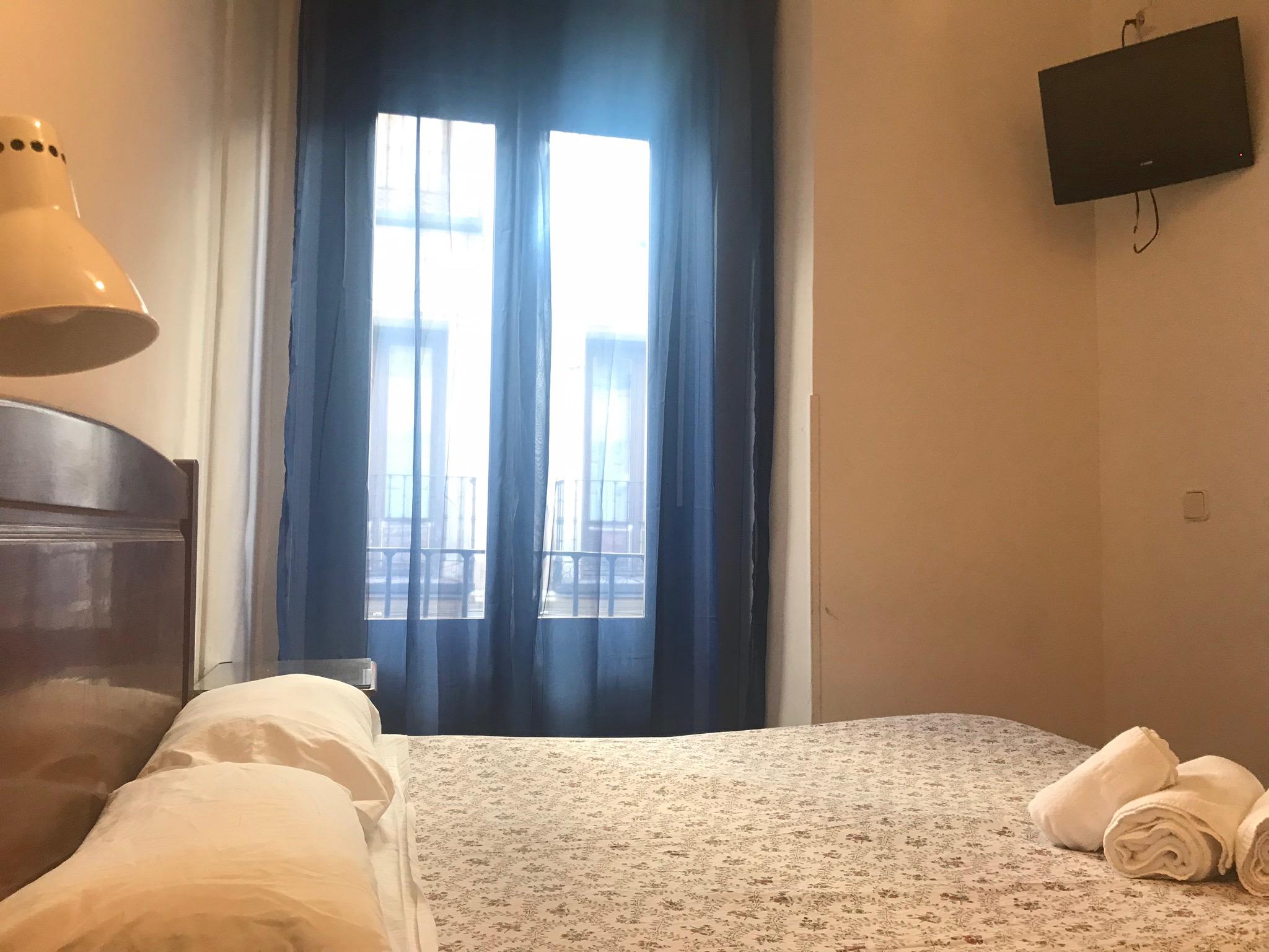 Hostal Los Perales Madrid Bagian luar foto A room at the hotel