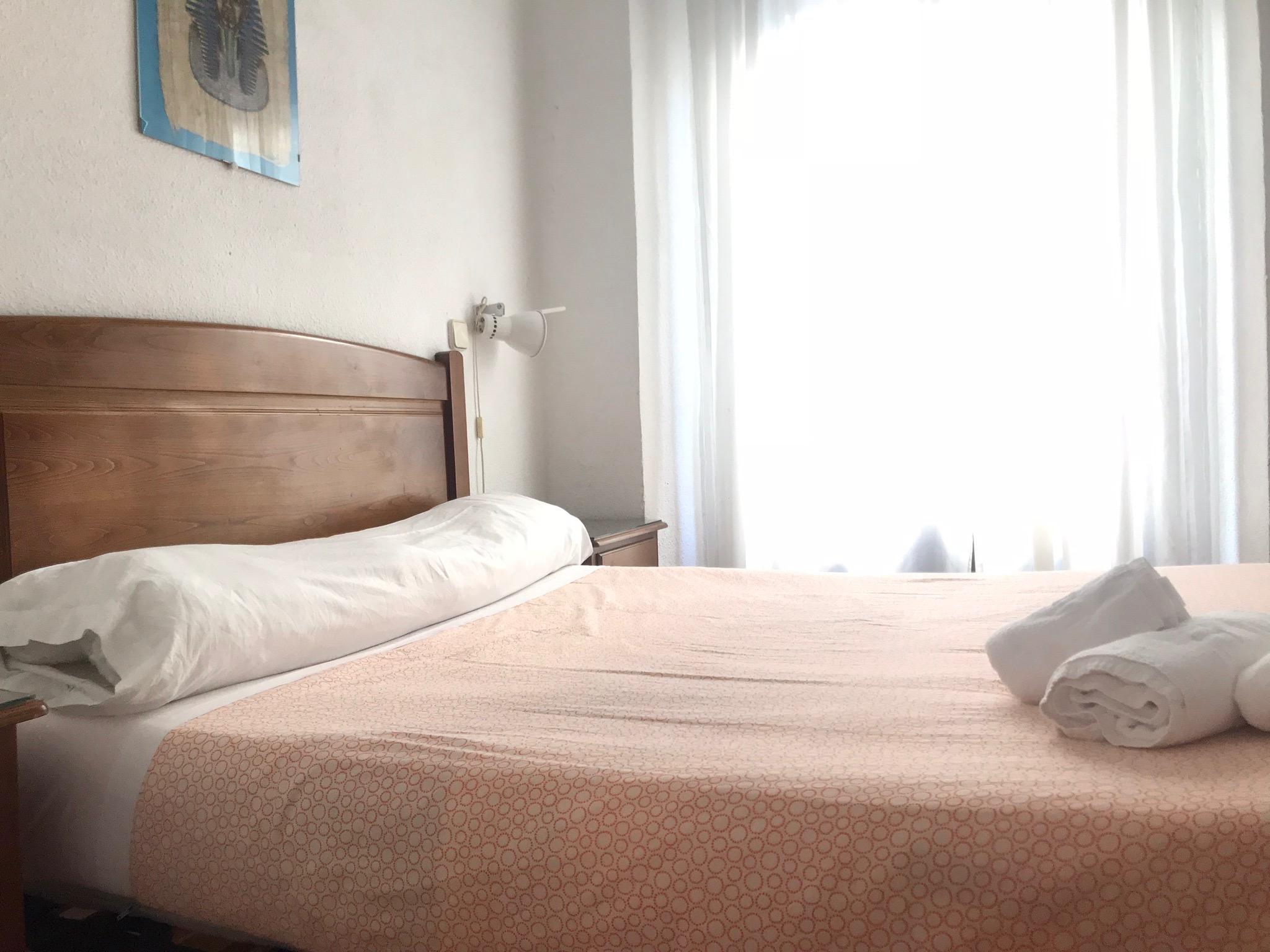 Hostal Los Perales Madrid Bagian luar foto A bed