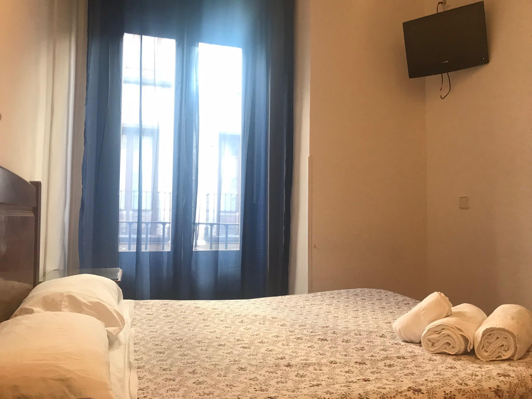 Hostal Los Perales Madrid Bagian luar foto A room at the hotel