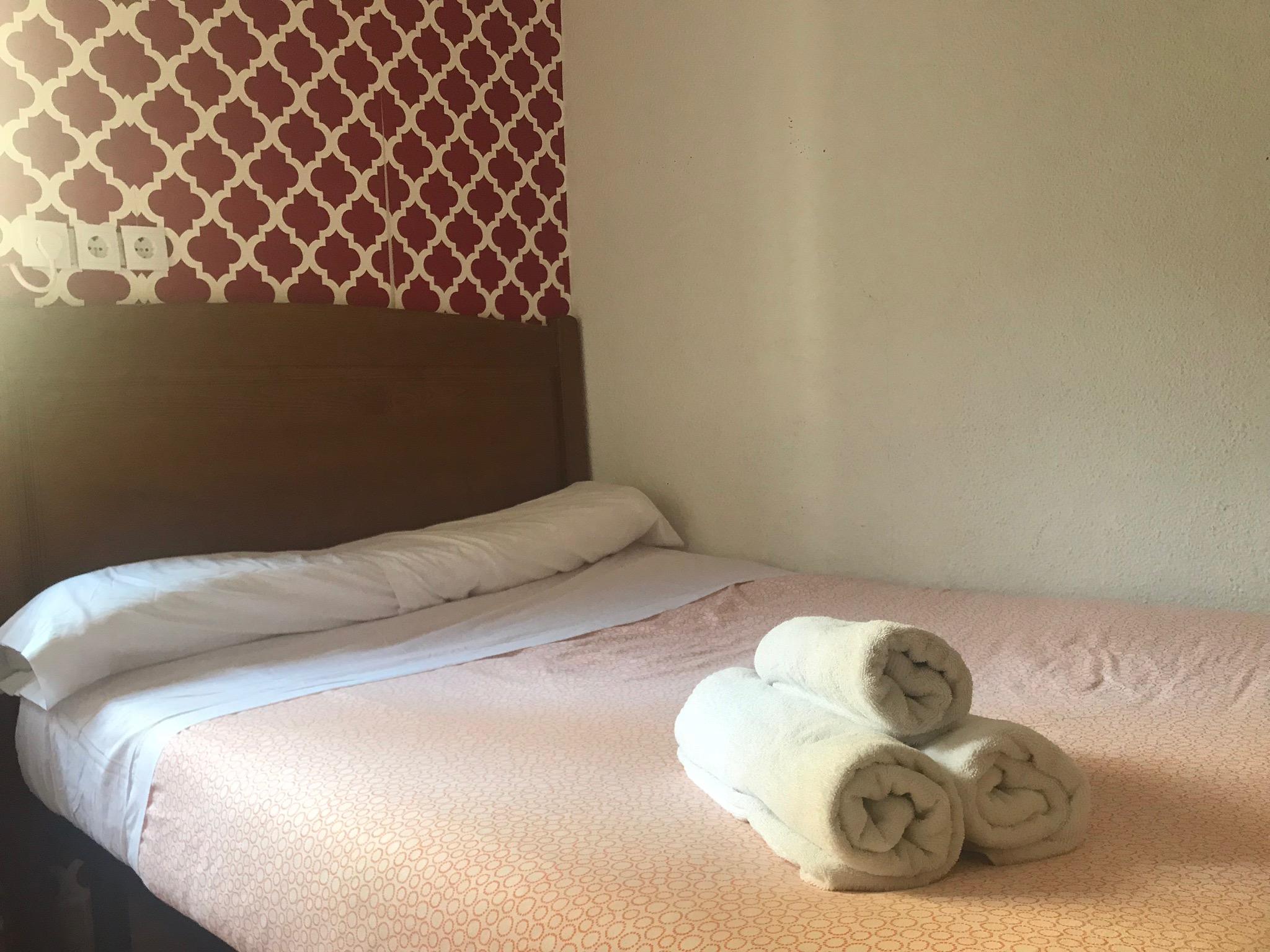 Hostal Los Perales Madrid Bagian luar foto A bed with towels