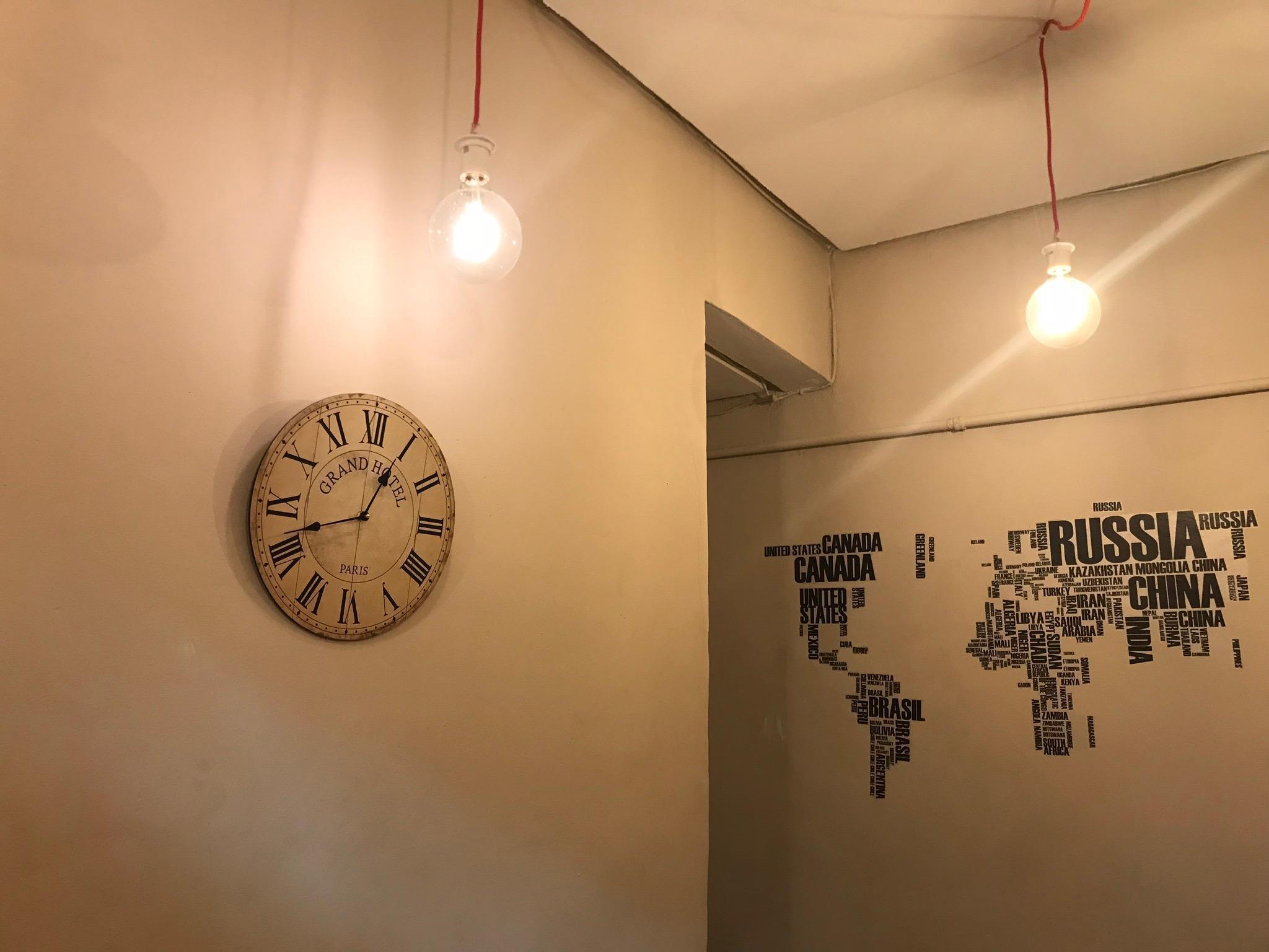 Hostal Los Perales Madrid Bagian luar foto A wall clock