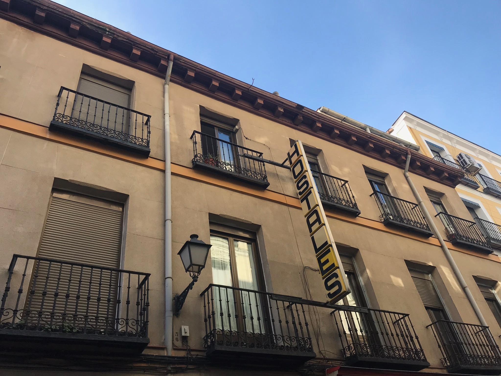 Hostal Los Perales Madrid Bagian luar foto Headquarters of the party in Madrid