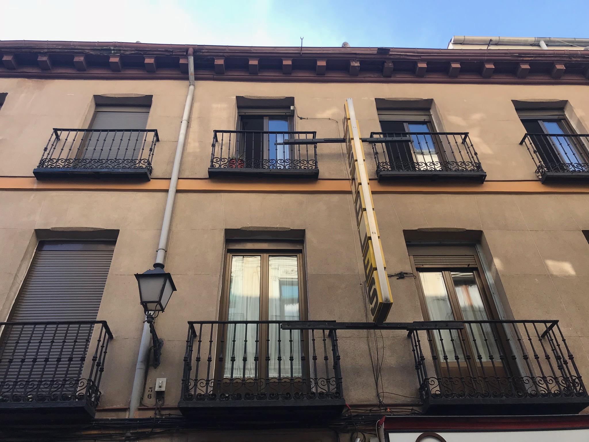 Hostal Los Perales Madrid Bagian luar foto The house of Francisco de Quevedo in Madrid