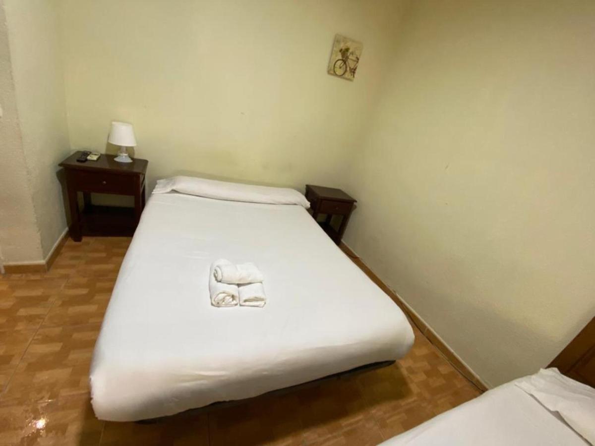 Hostal Los Perales Madrid Bagian luar foto A single bed
