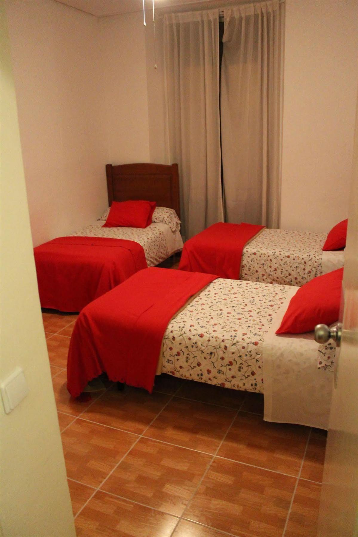 Hostal Los Perales Madrid Bagian luar foto A room at the hostel