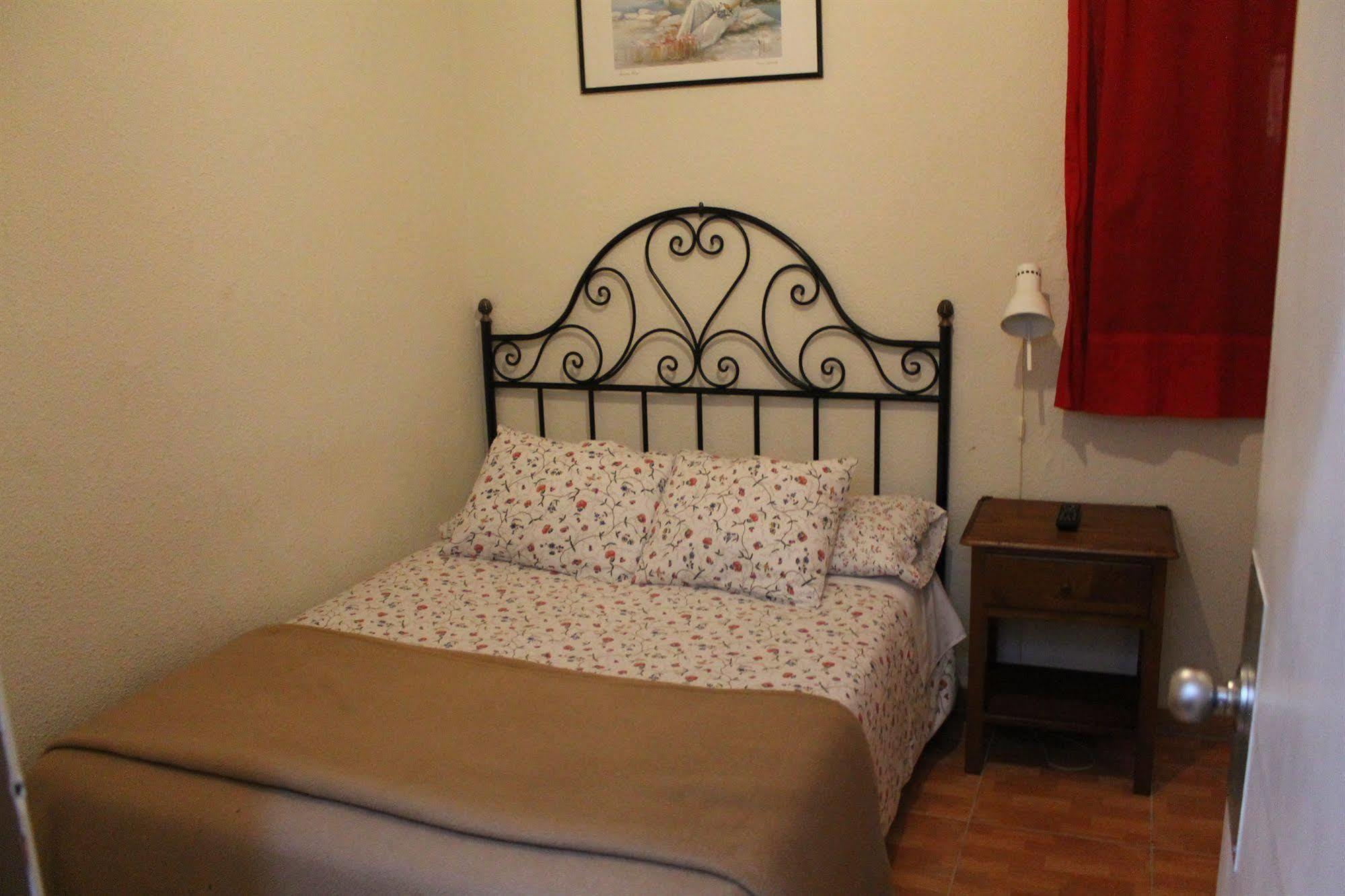 Hostal Los Perales Madrid Bagian luar foto A typical room at the hostel