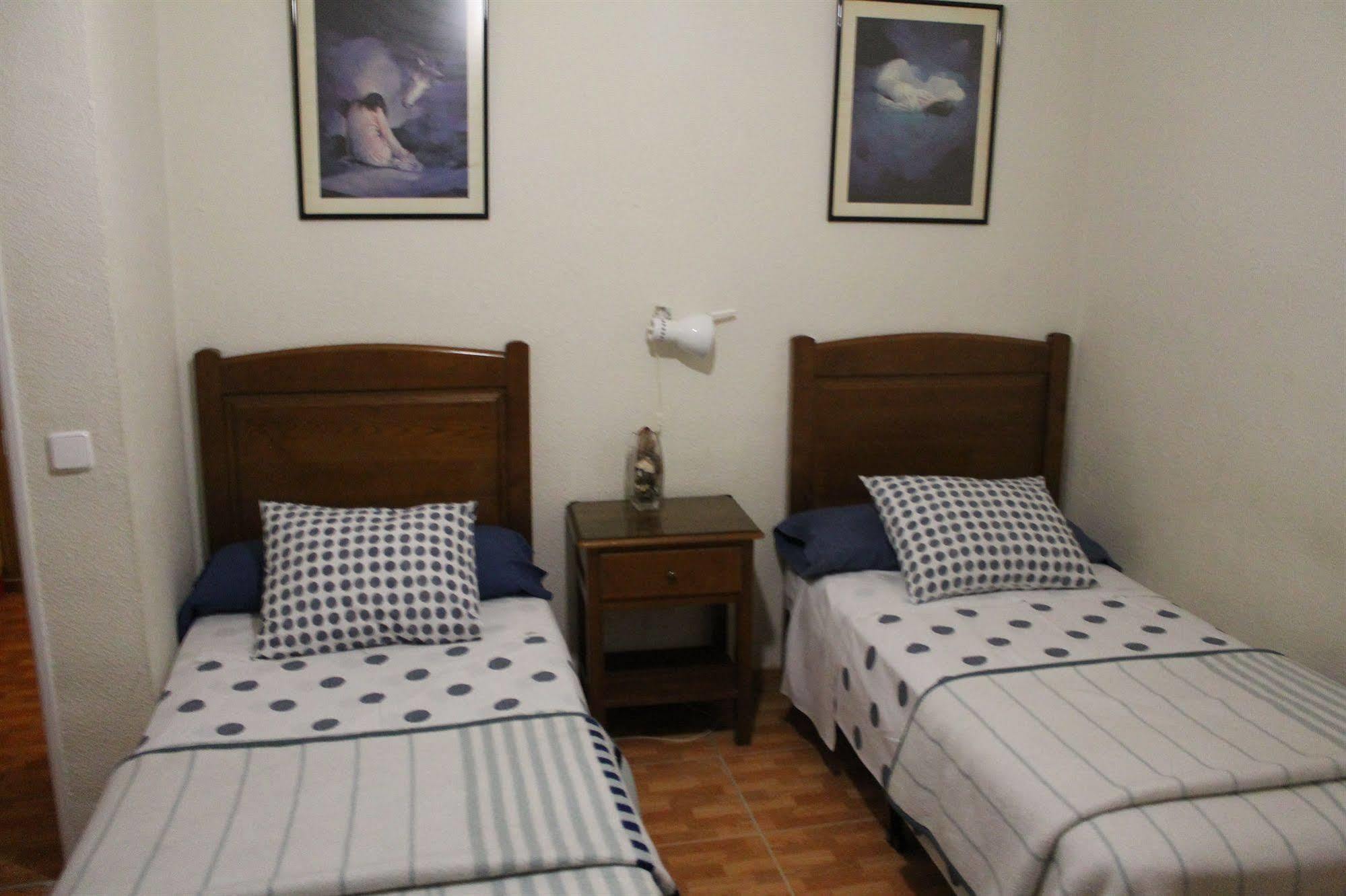 Hostal Los Perales Madrid Bagian luar foto A bedroom with two single beds