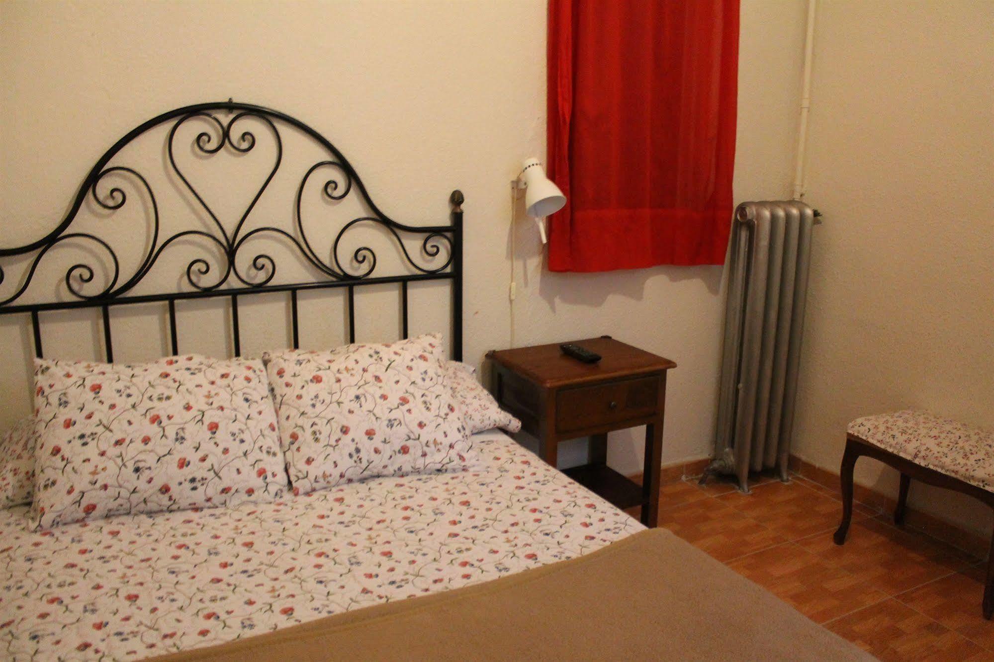 Hostal Los Perales Madrid Bagian luar foto A bedroom in a typical Italian house