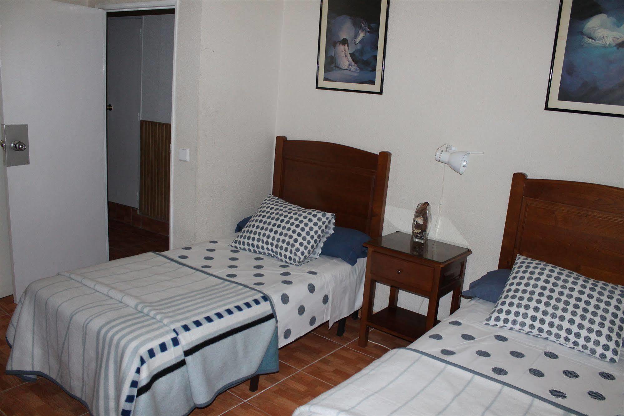 Hostal Los Perales Madrid Bagian luar foto A typical bedroom