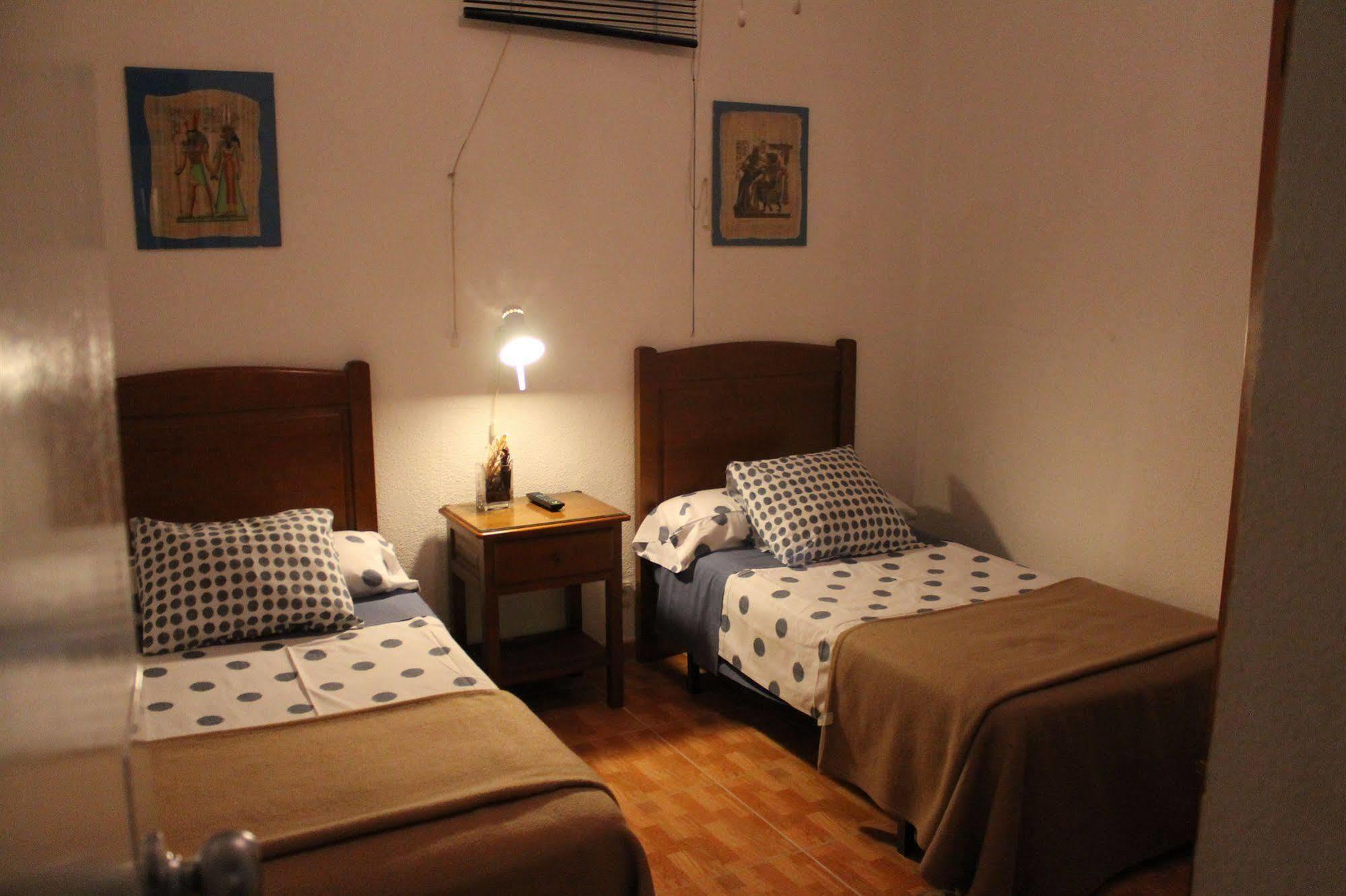 Hostal Los Perales Madrid Bagian luar foto A room at the hostel