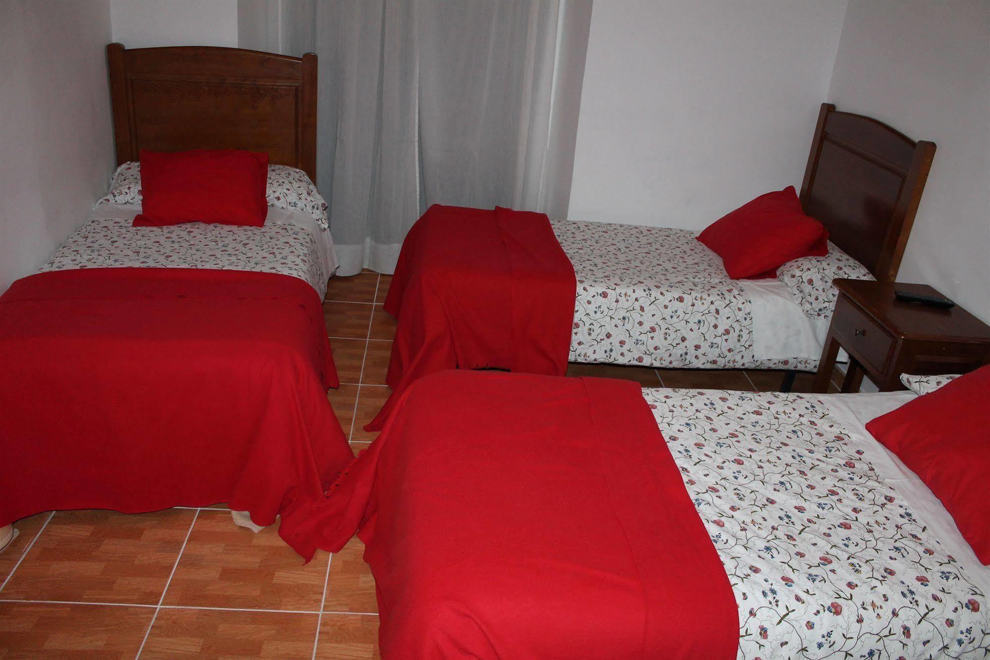 Hostal Los Perales Madrid Bagian luar foto A typical bedroom in a hostal