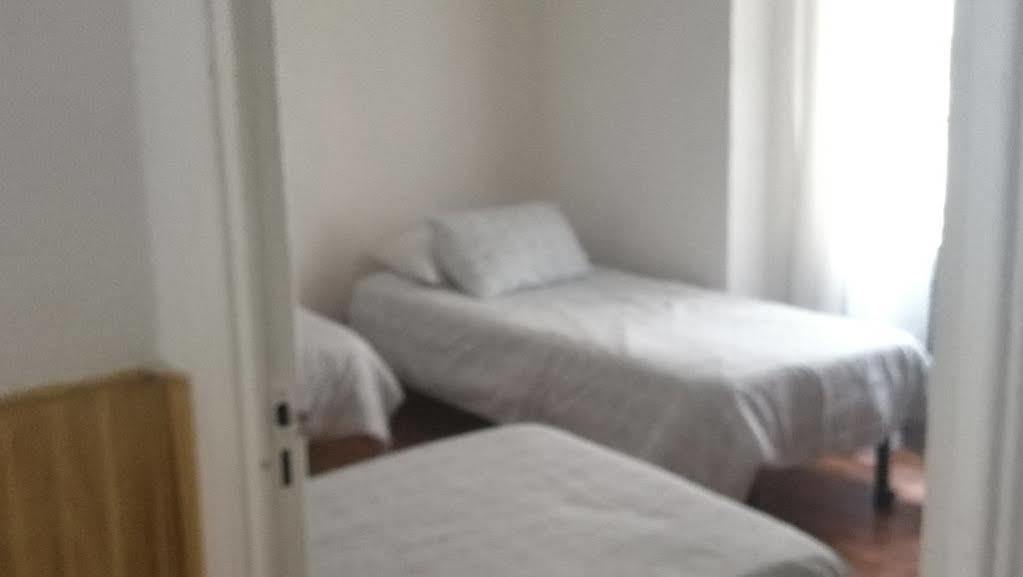 Hostal Los Perales Madrid Bagian luar foto A typical room at the hostel